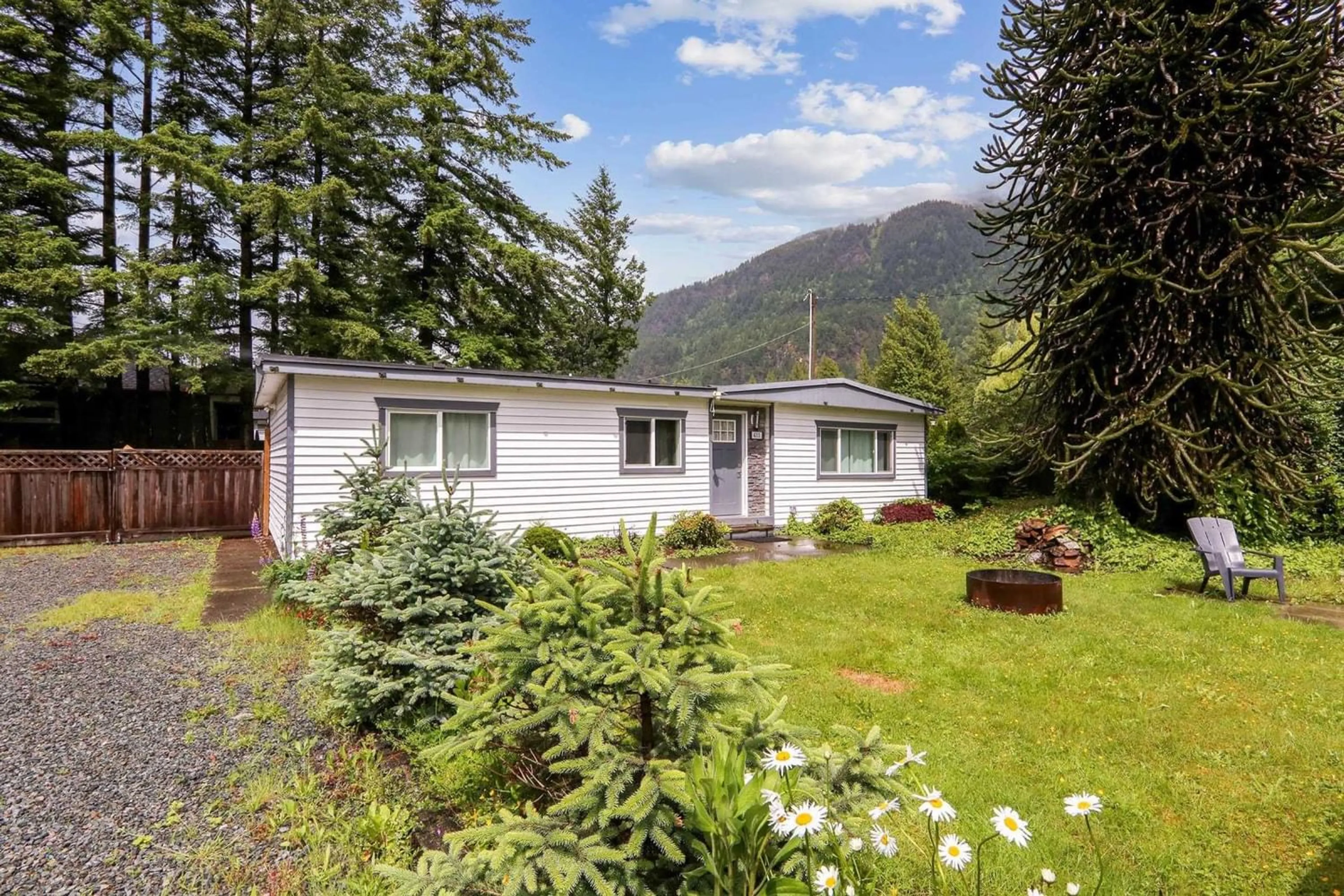 Patio, cottage for 411 EMERALD AVENUE, Harrison Hot Springs British Columbia V0M1K0