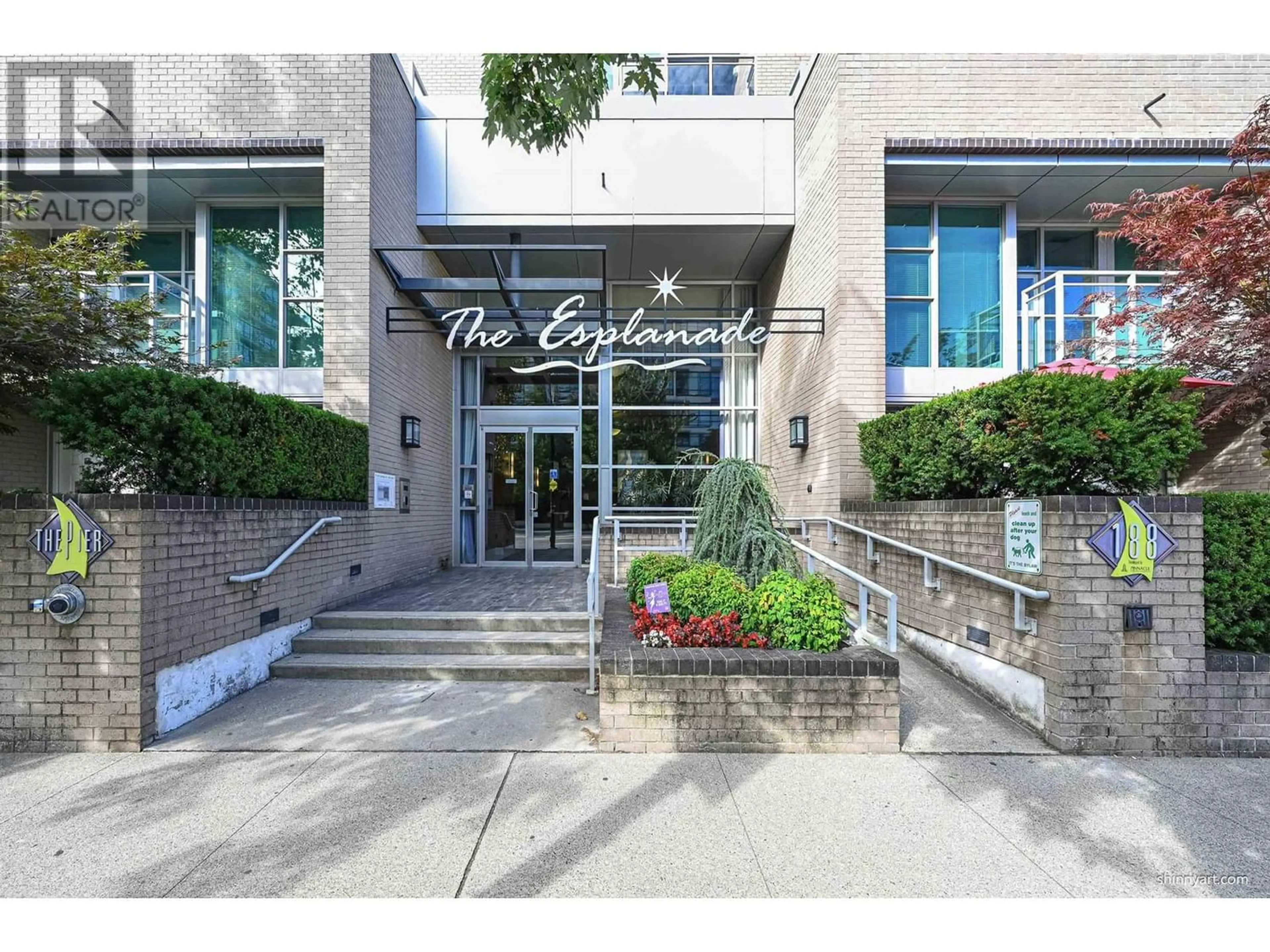 Indoor foyer for 1205 188 E ESPLANADE, North Vancouver British Columbia V7L4Y1