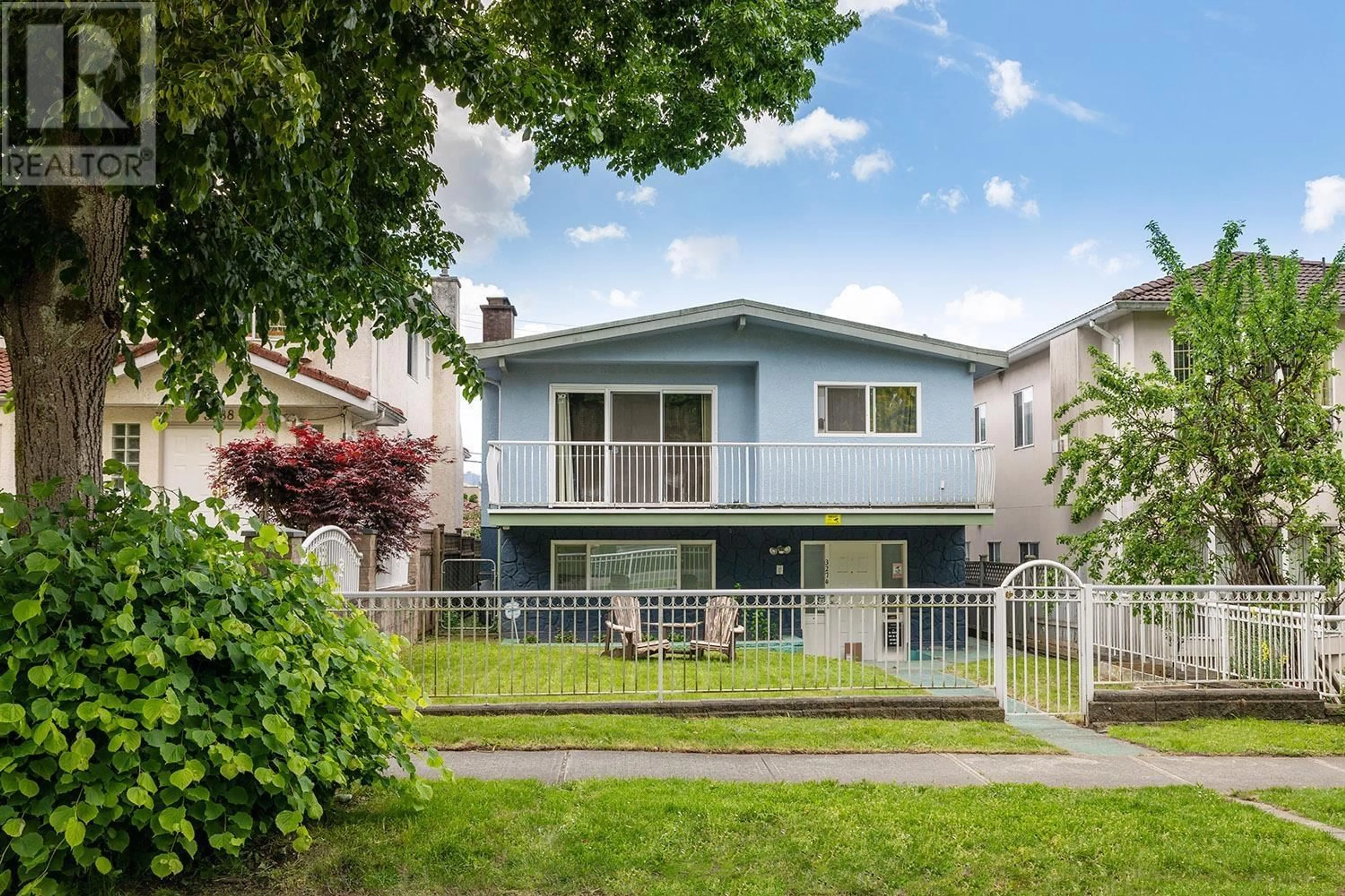 Frontside or backside of a home for 3274 E 8TH AVENUE, Vancouver British Columbia V5M1X8