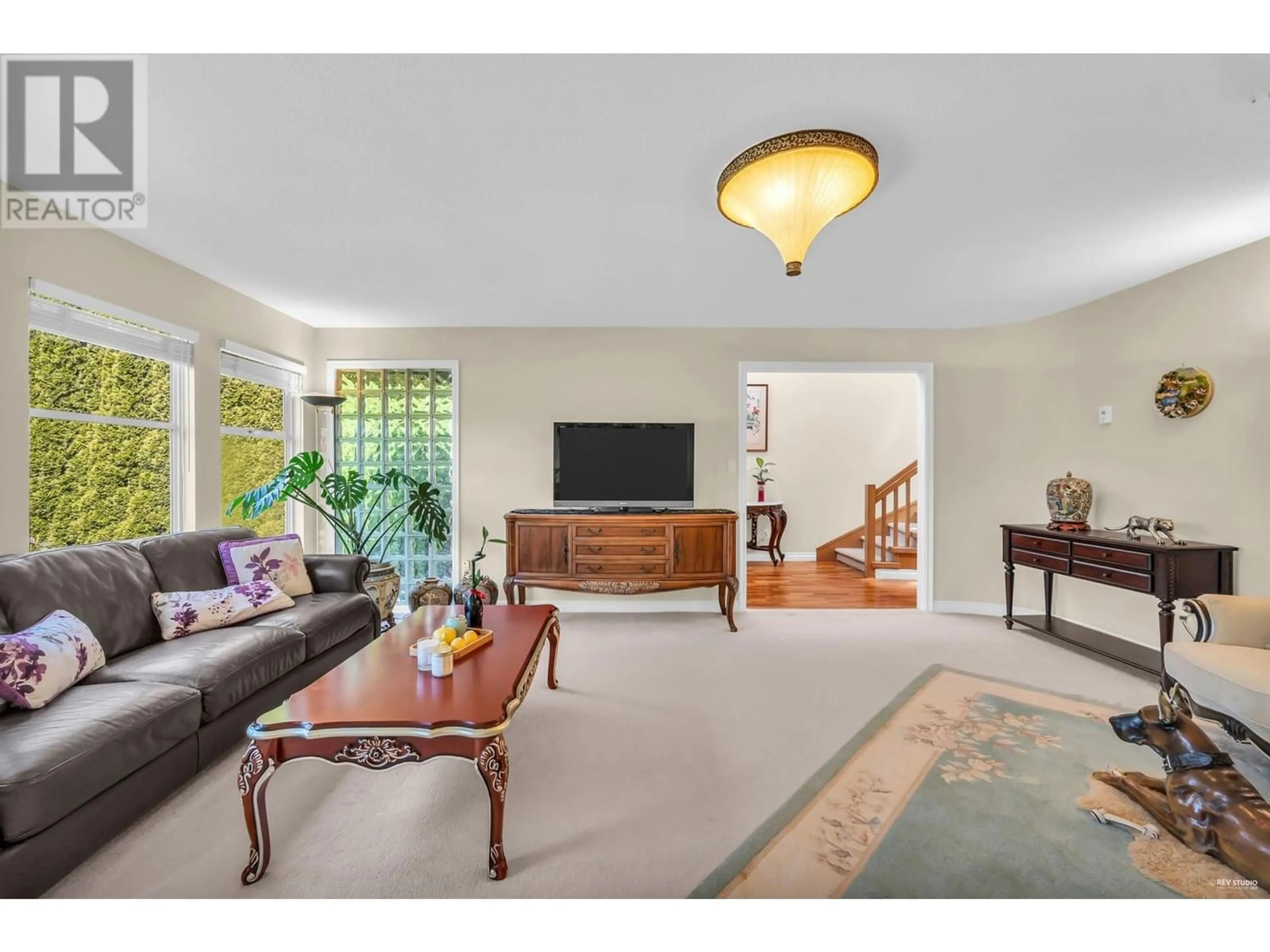 Living room, carpet floors for 3088 W 21ST AVENUE, Vancouver British Columbia V6L1L1