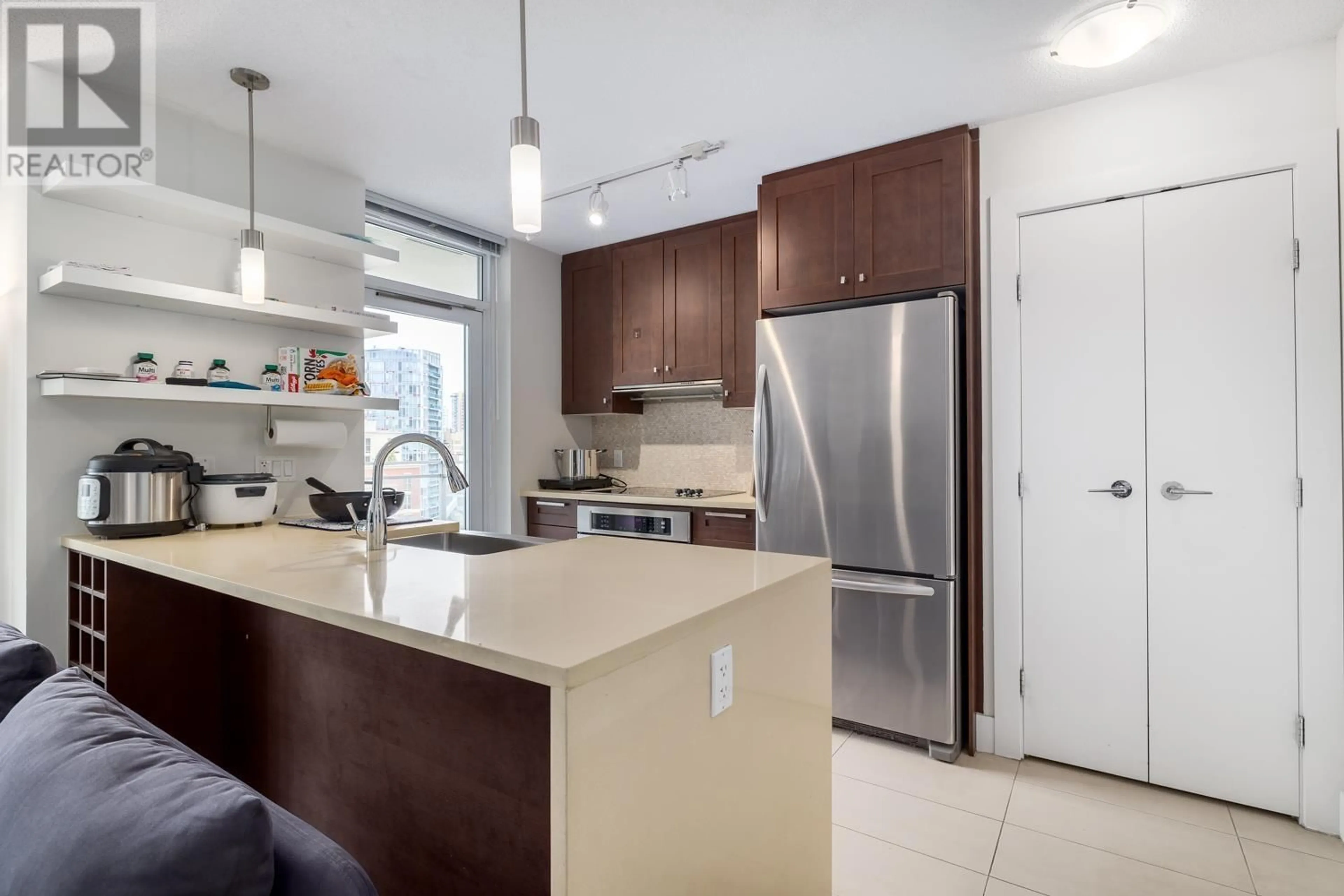 Standard kitchen for 1705 888 HOMER STREET, Vancouver British Columbia V6B0H7