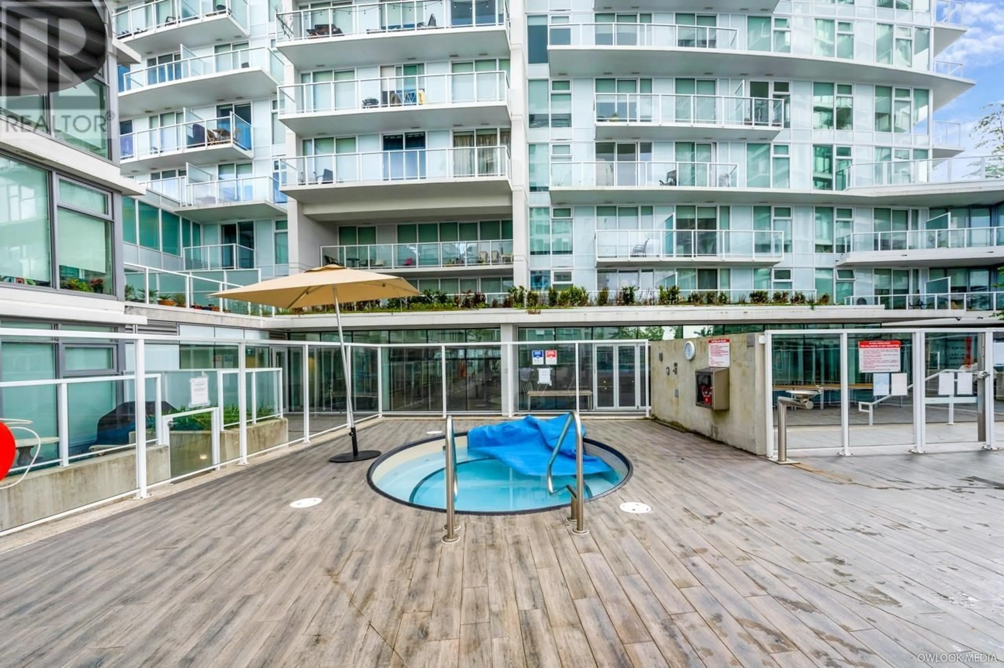 Indoor or outdoor pool for 1502 4638 GLADSTONE STREET, Vancouver British Columbia V5N0G5