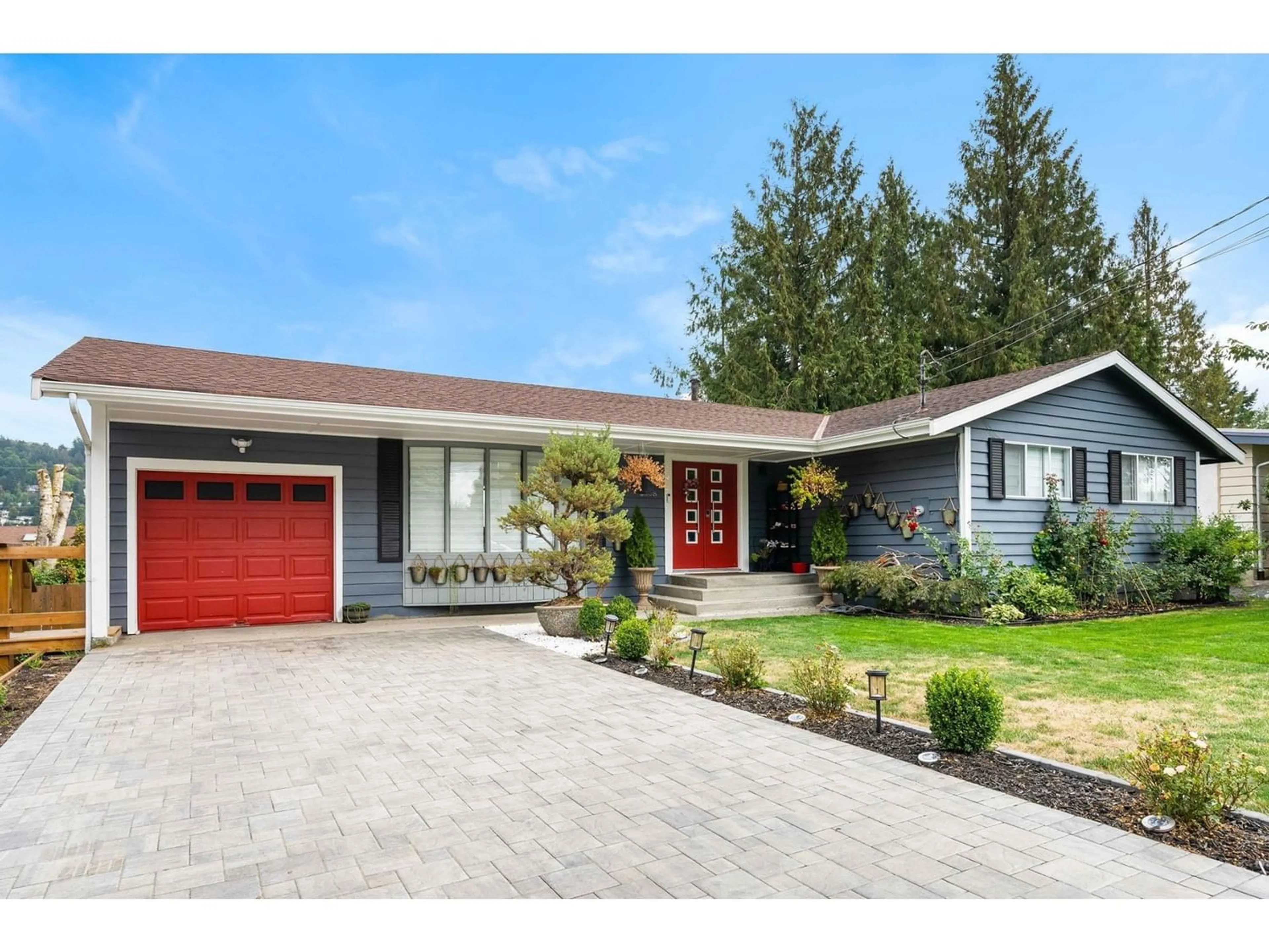 Frontside or backside of a home for 2568 MENDHAM STREET, Abbotsford British Columbia V2S4K7