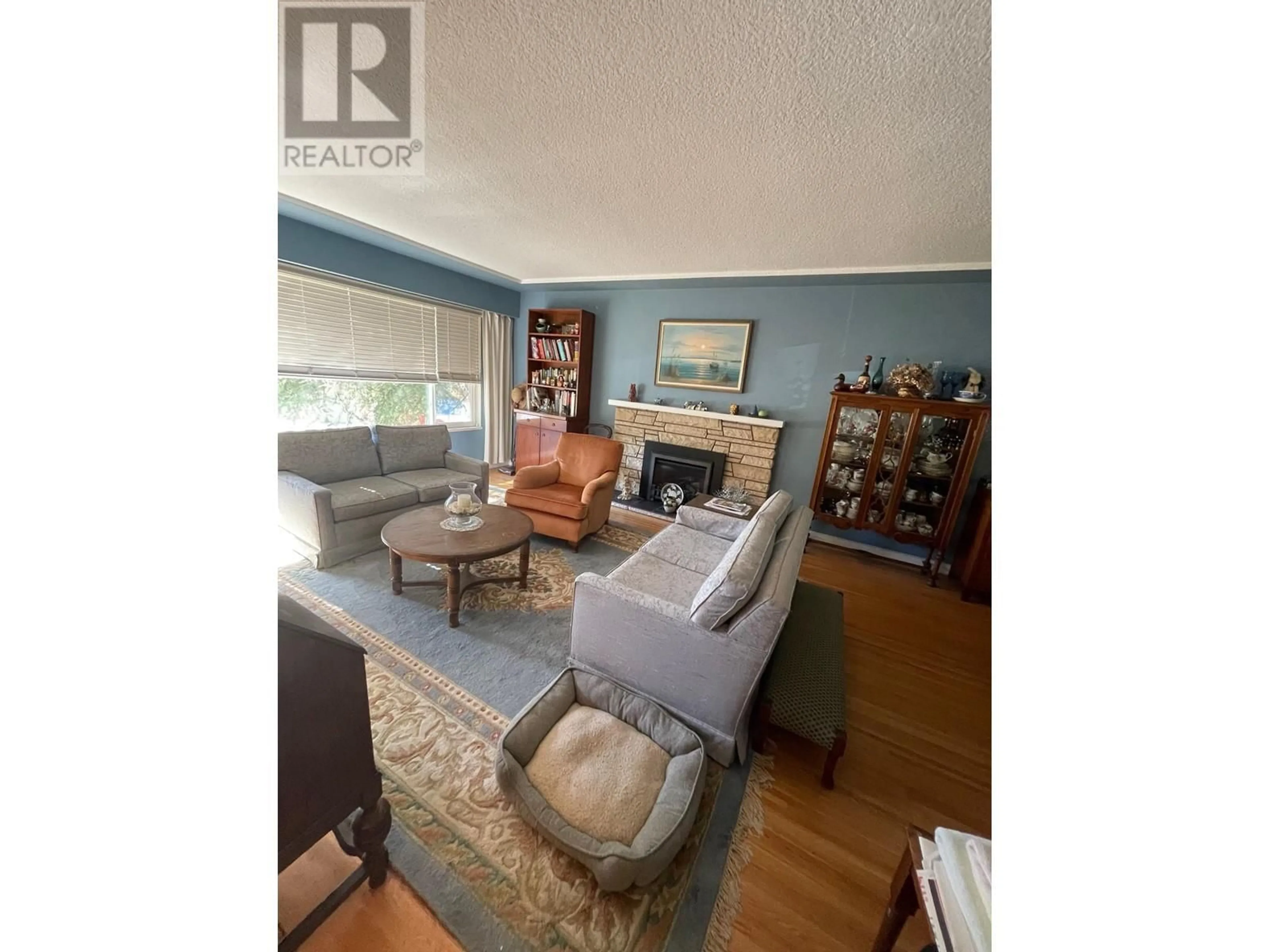 Living room with furniture, wood/laminate floor for 634 GARDENA DRIVE, Coquitlam British Columbia V3J3W5