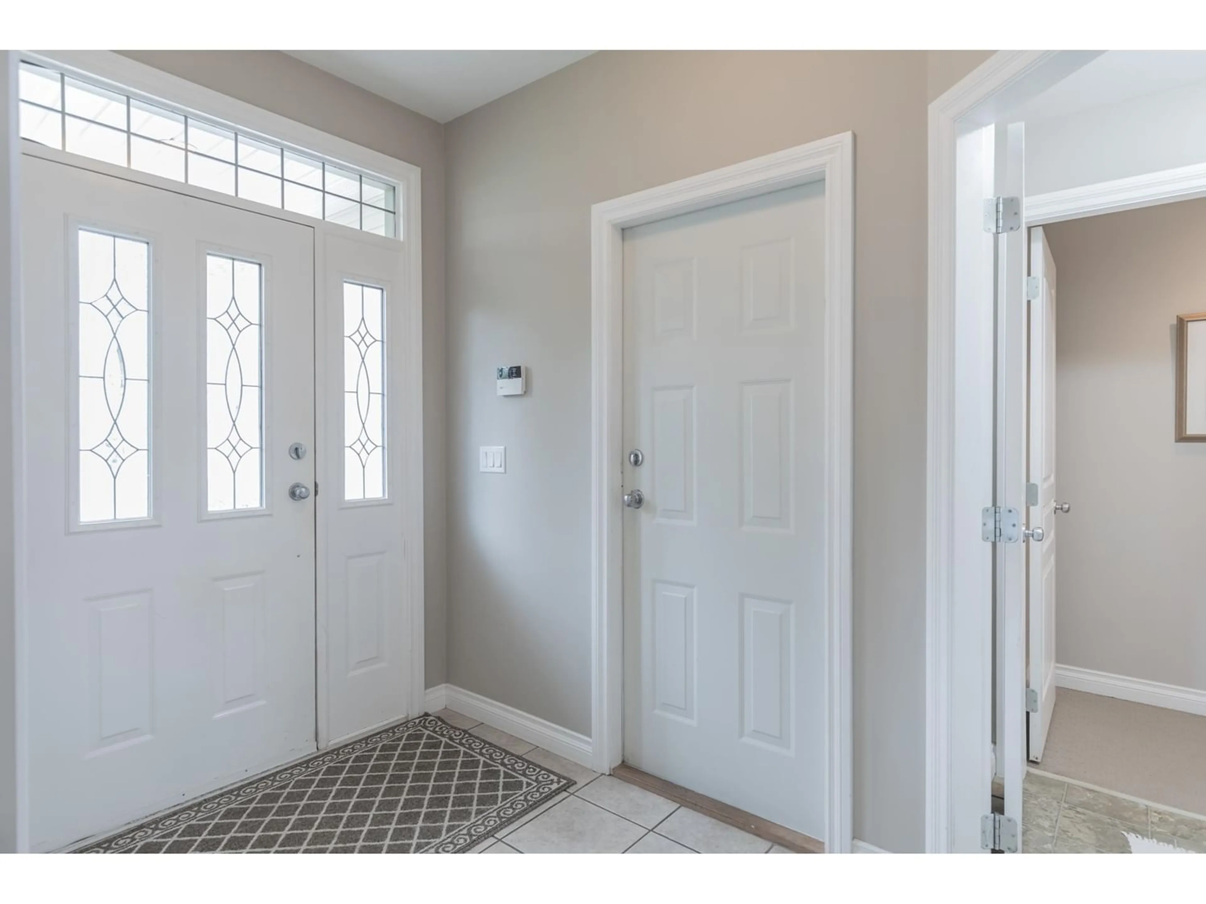 Indoor entryway for 34414 STONELEIGH AVENUE, Abbotsford British Columbia V2S8N5