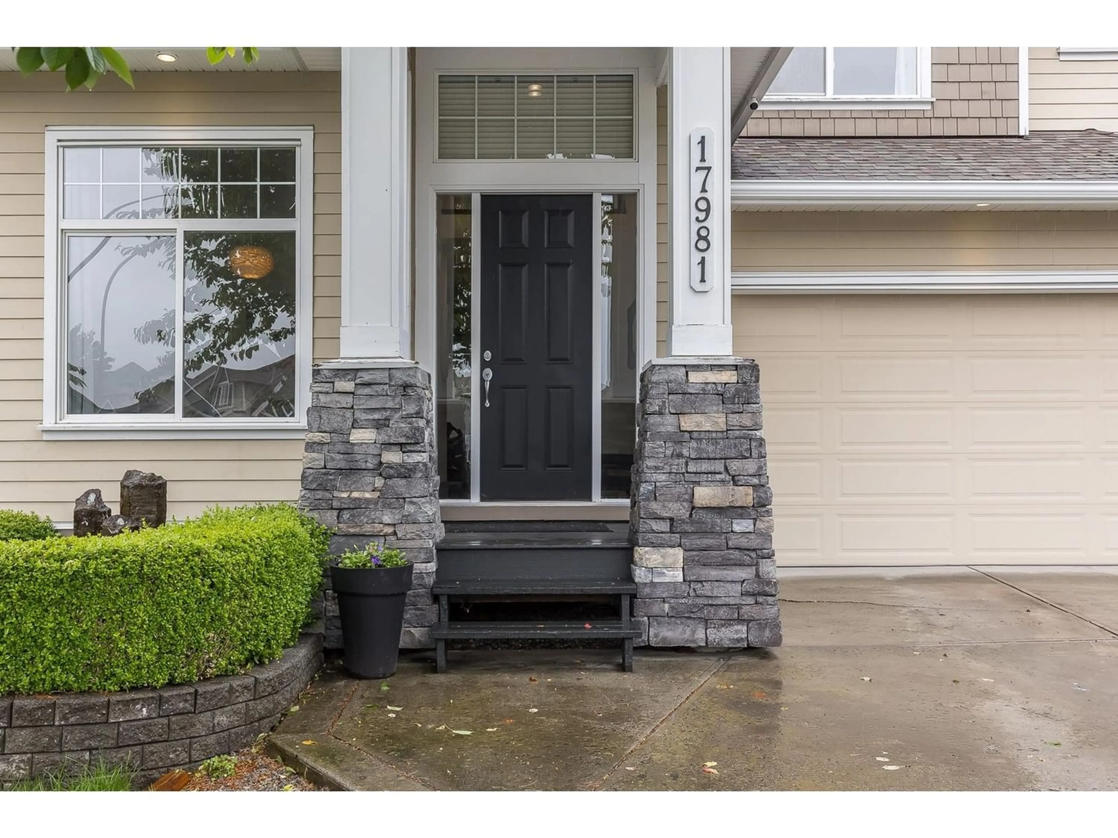 Indoor entryway for 17981 71 AVENUE, Surrey British Columbia V3S7C7