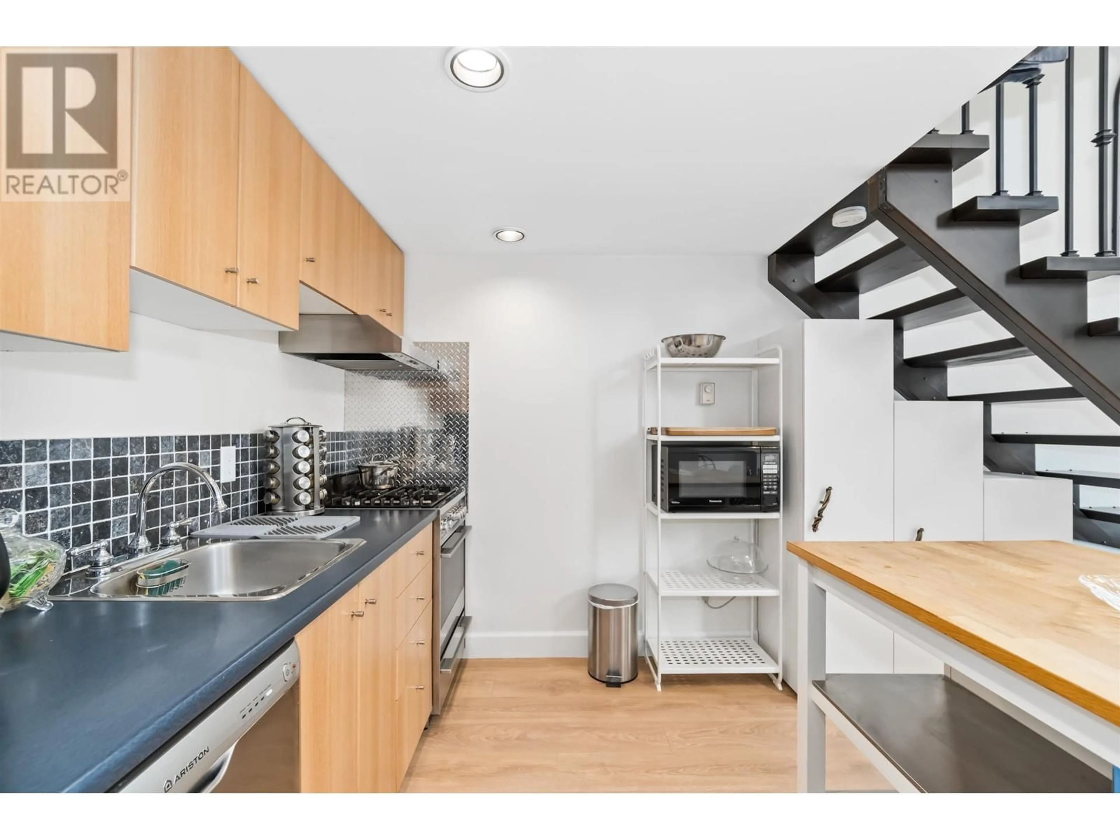 Standard kitchen for 301 933 SEYMOUR STREET, Vancouver British Columbia V6P6L6