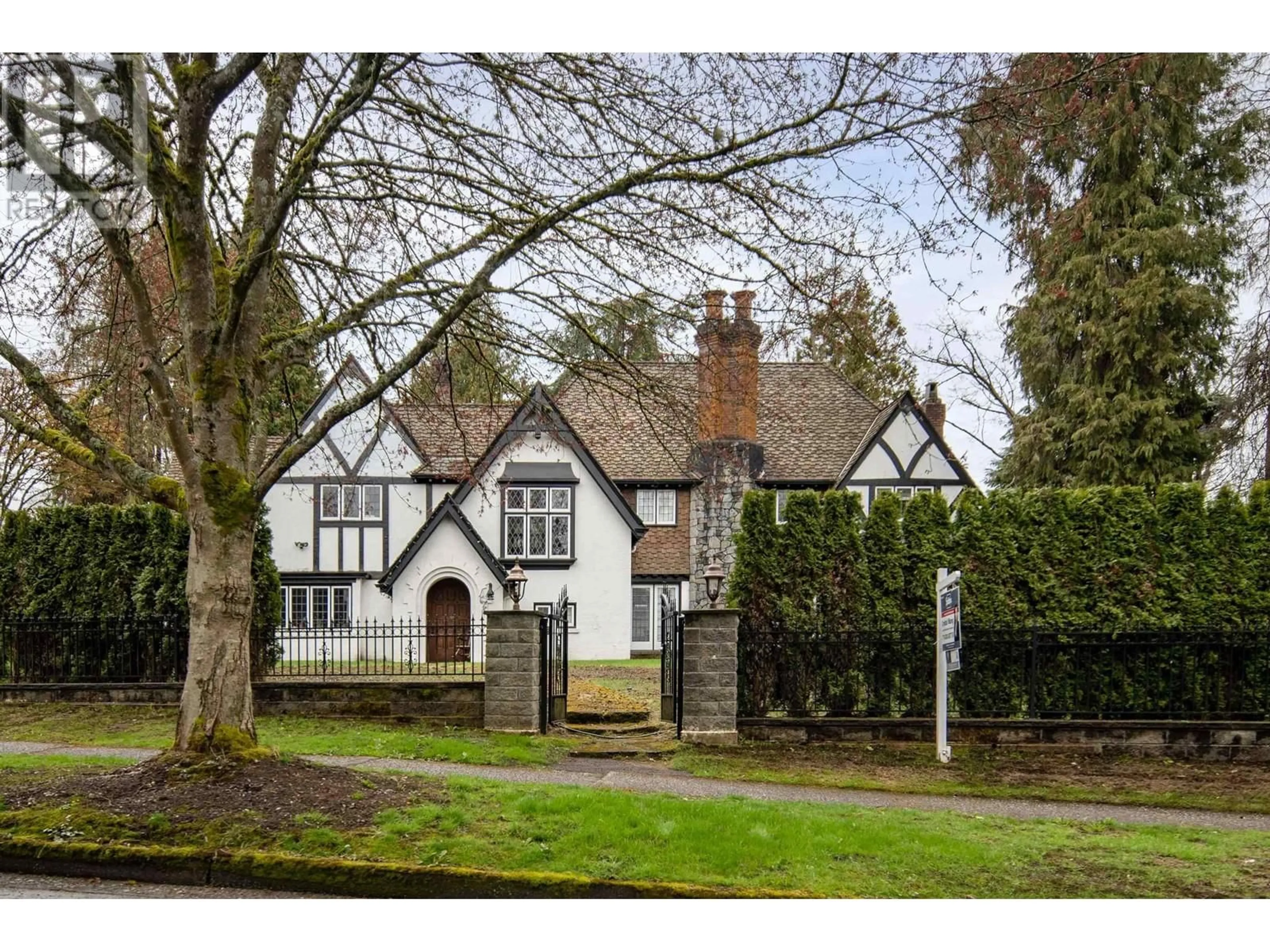 A pic from outside/outdoor area/front of a property/back of a property/a pic from drone, street for 1678 SOMERSET CRESCENT, Vancouver British Columbia V6M1S4