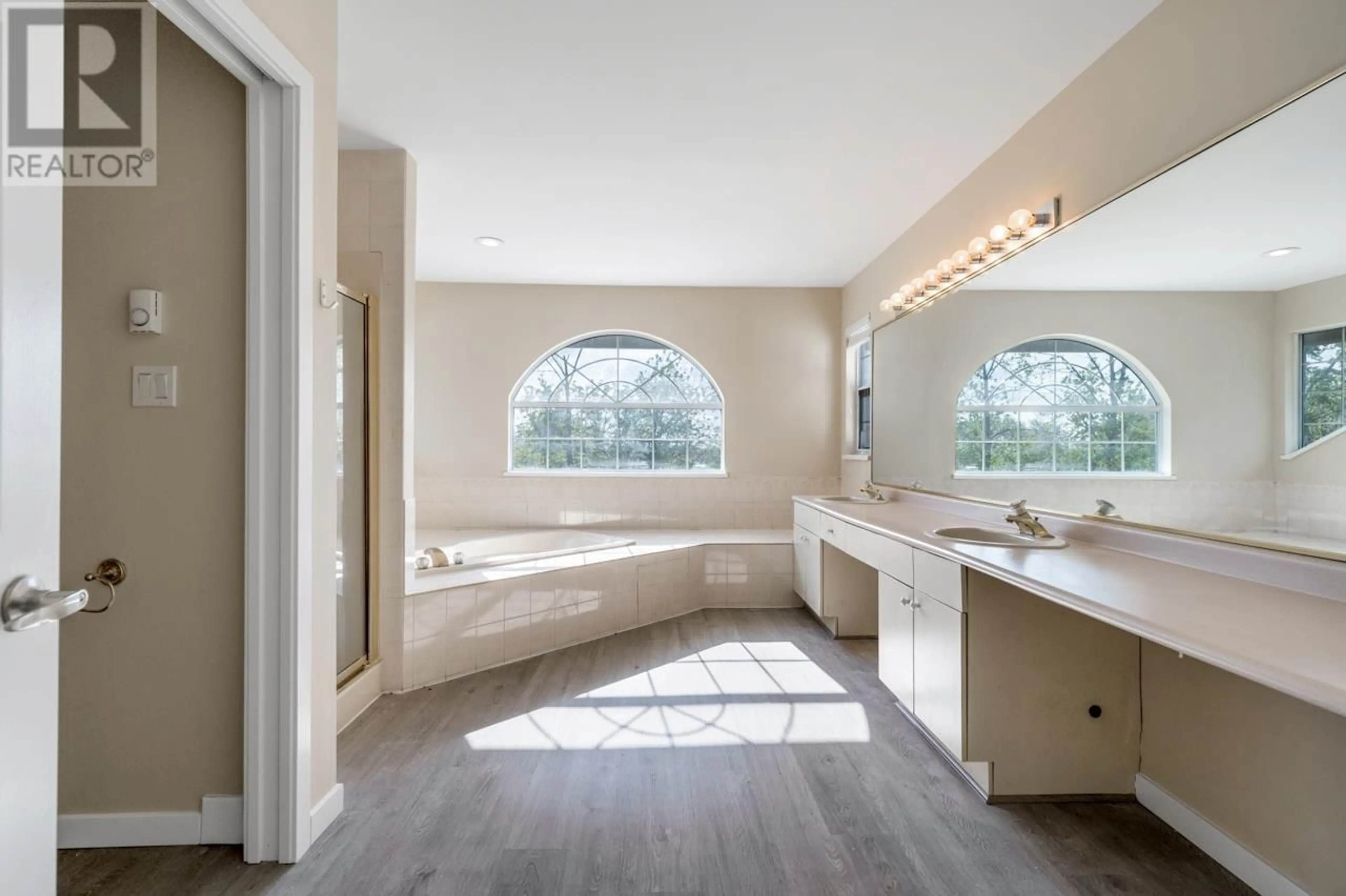 Contemporary bathroom for 470 RIVERVIEW CRESCENT, Coquitlam British Columbia V3C4X9