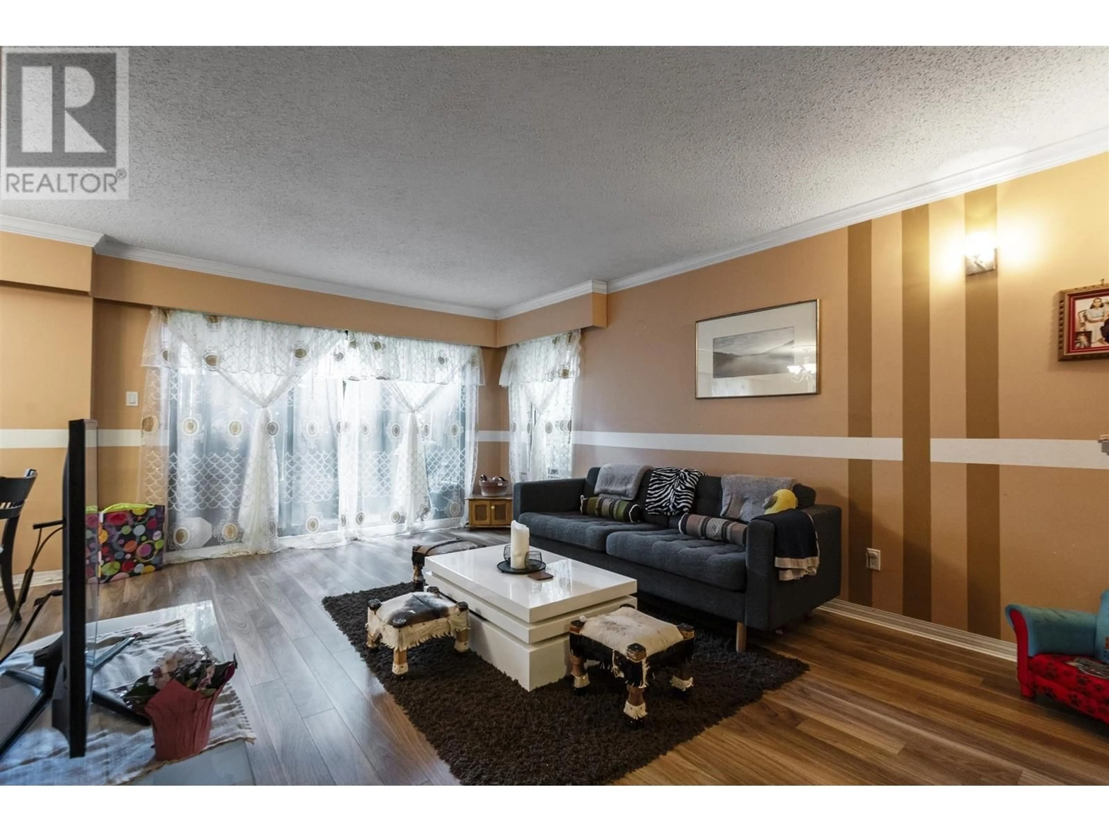 Living room for 105 813 E BROADWAY, Vancouver British Columbia V5T1Y2