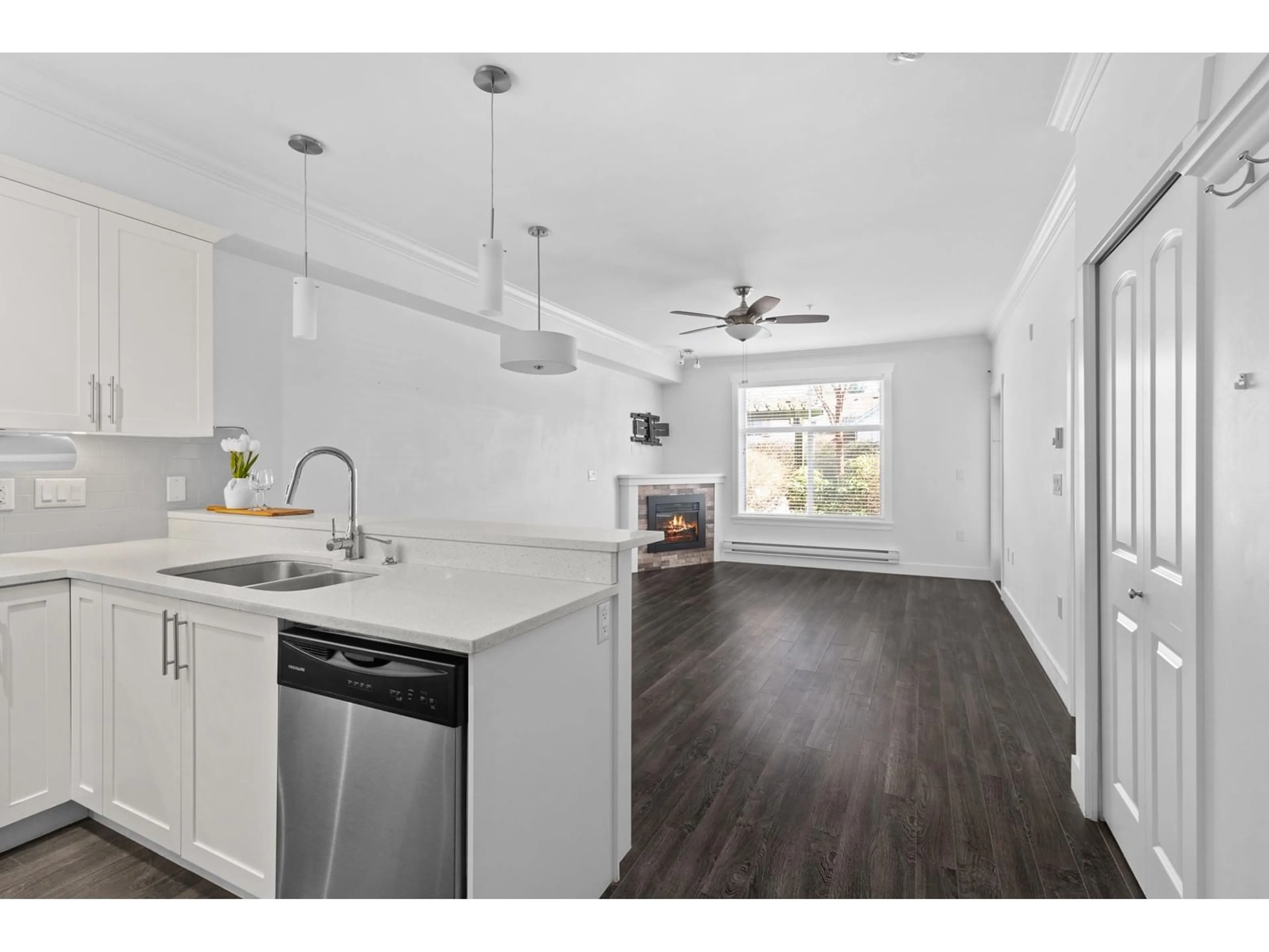 Standard kitchen for 120 8183 121A STREET, Surrey British Columbia V3W1S7