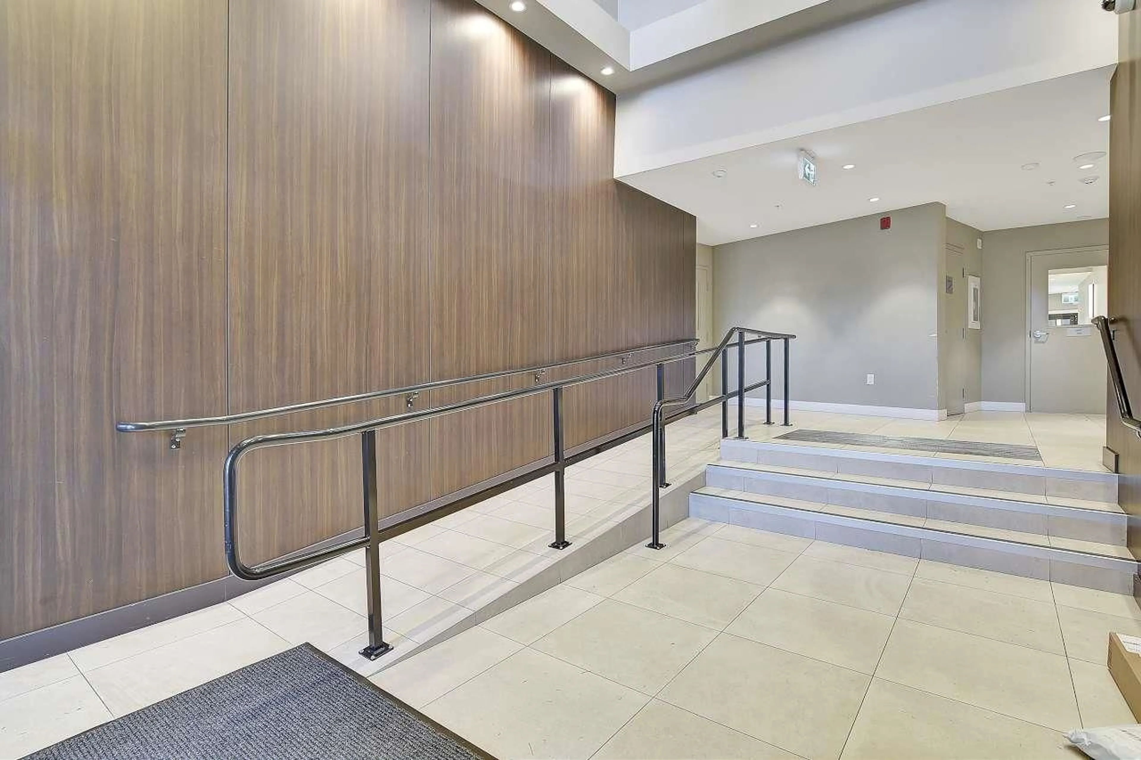 Indoor foyer for 209 11077 RAVINE ROAD, Surrey British Columbia V3T0R7