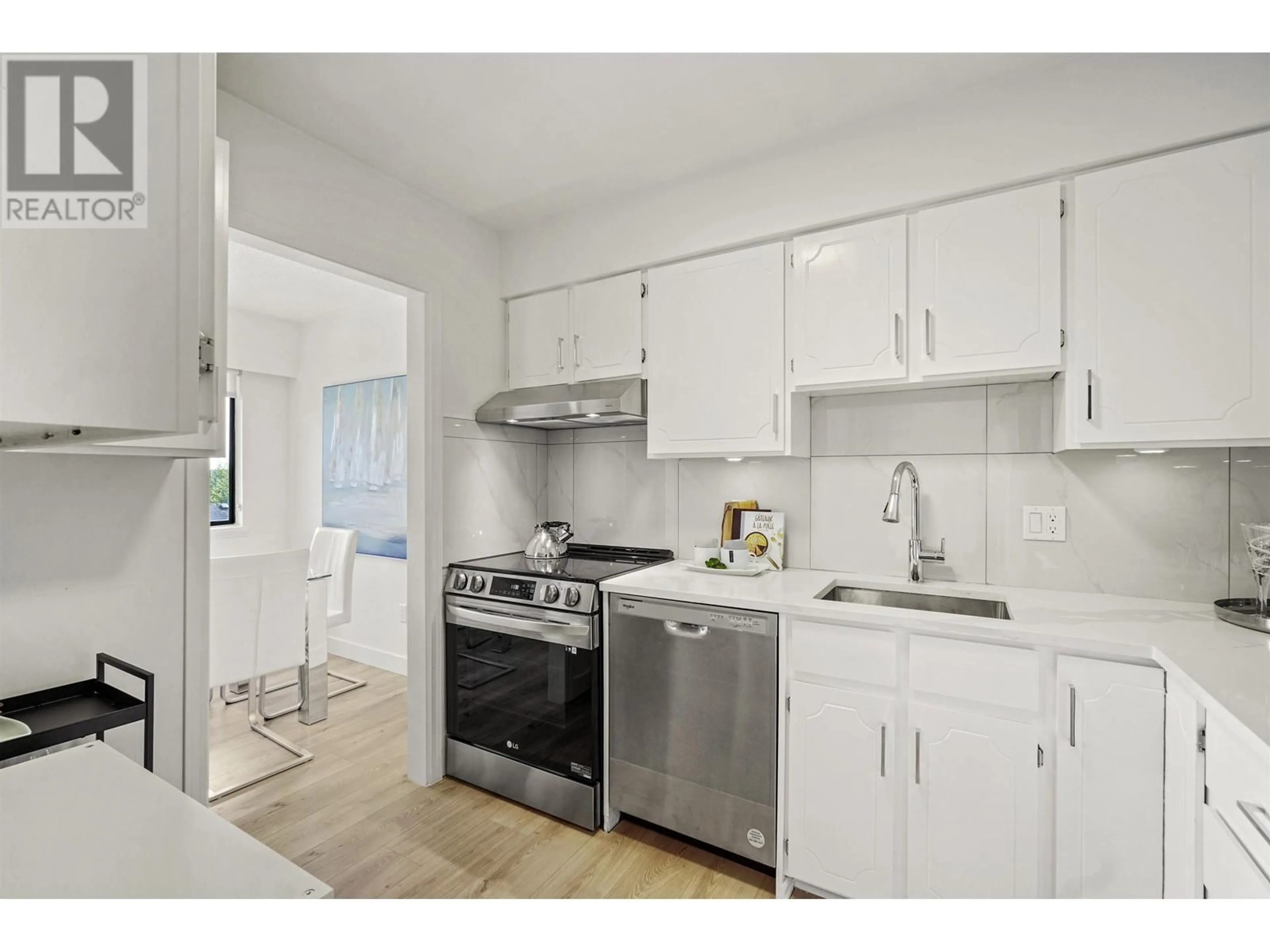 Standard kitchen for 302 327 NINTH STREET, New Westminster British Columbia V3M3V8