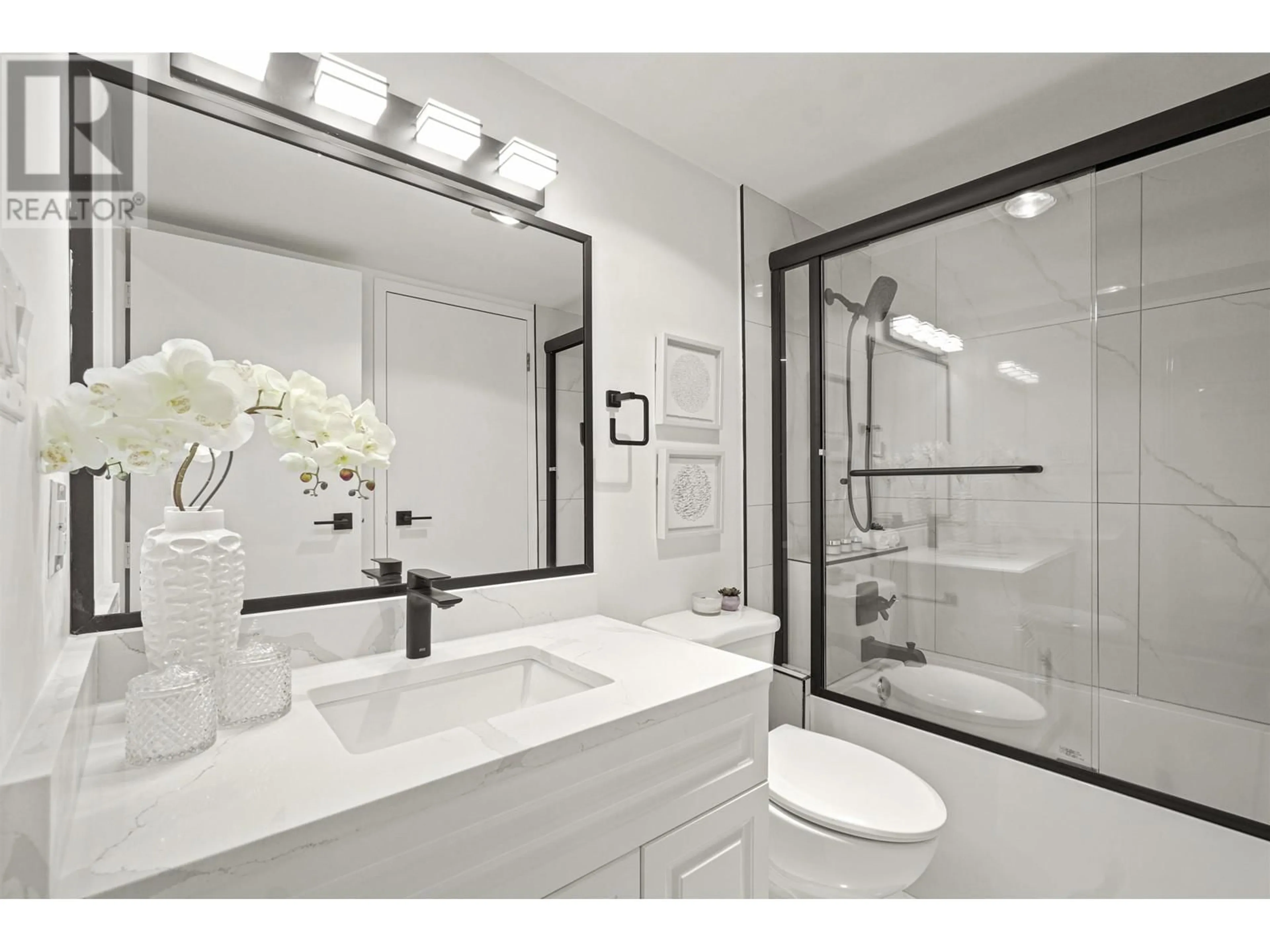 Contemporary bathroom for 302 327 NINTH STREET, New Westminster British Columbia V3M3V8