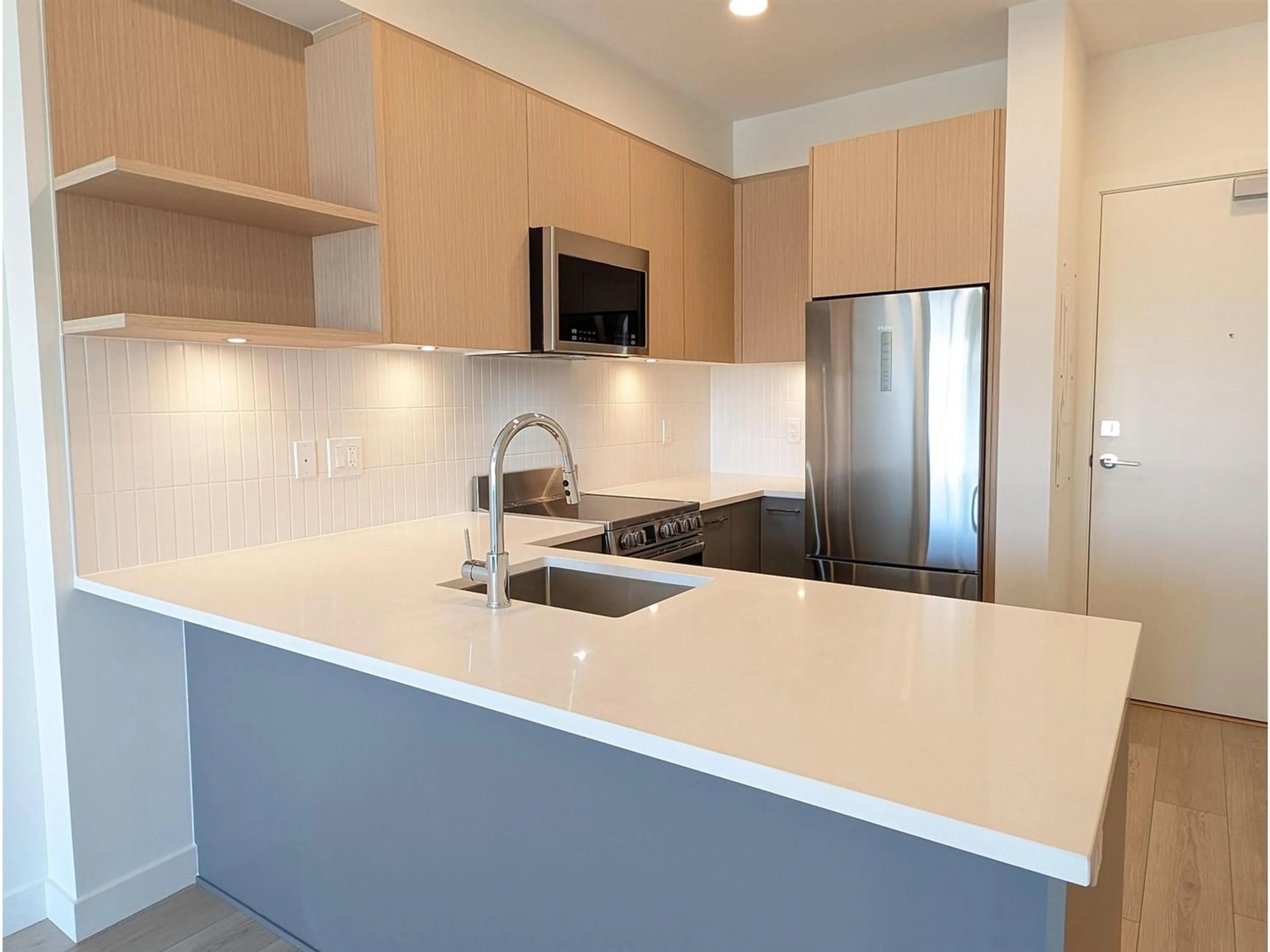 Standard kitchen for 602 10777 138 STREET, Surrey British Columbia V3T0T5