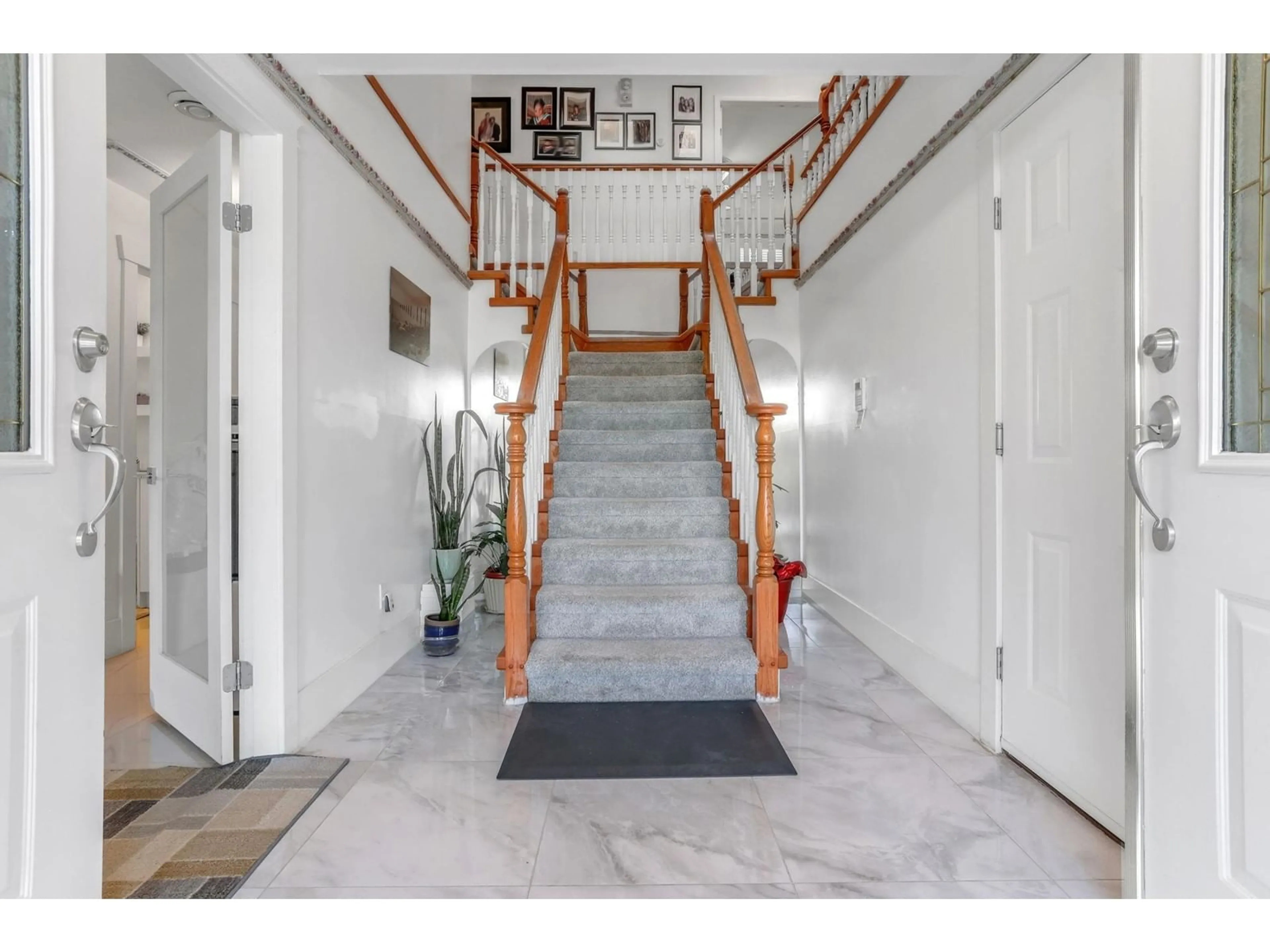 Indoor foyer for 12684 70A AVENUE, Surrey British Columbia V3W6G3