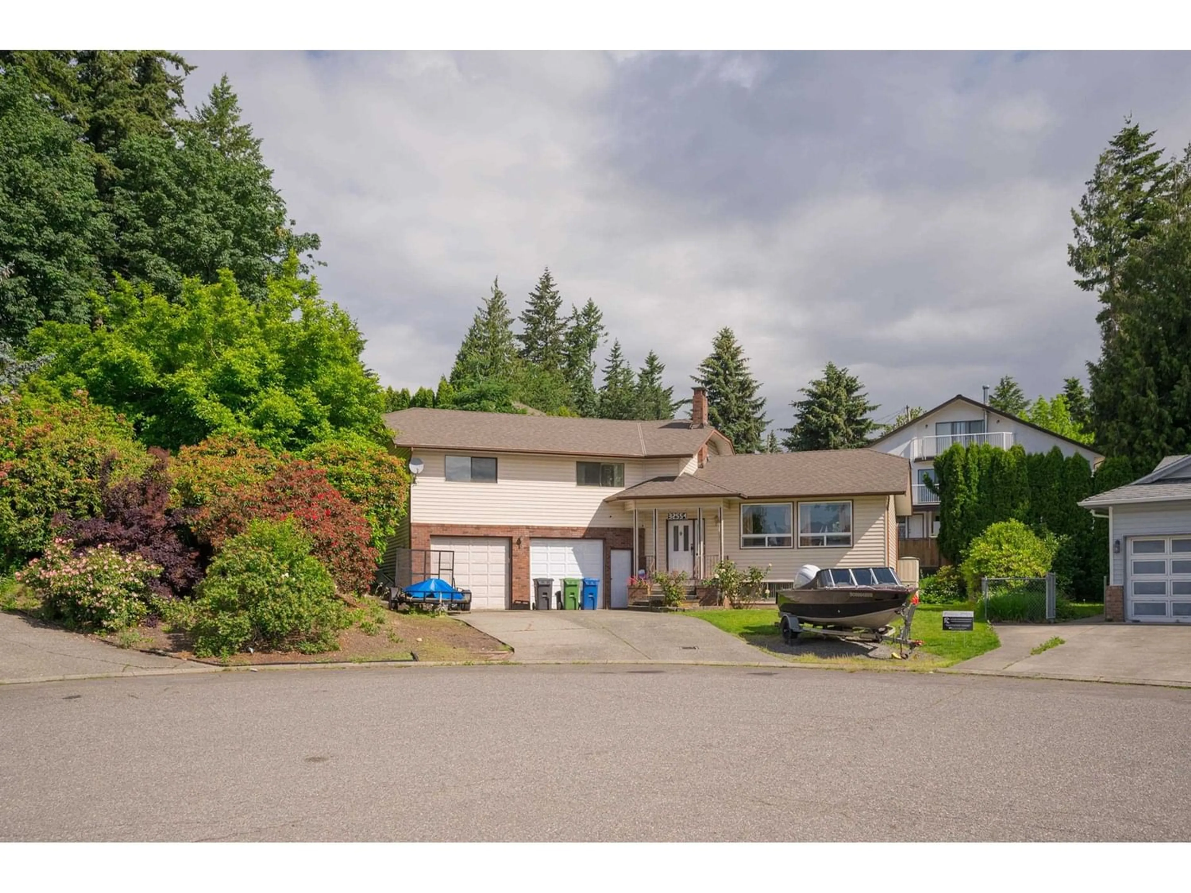 Frontside or backside of a home for 32554 MURRAY AVENUE, Abbotsford British Columbia V2T4T5