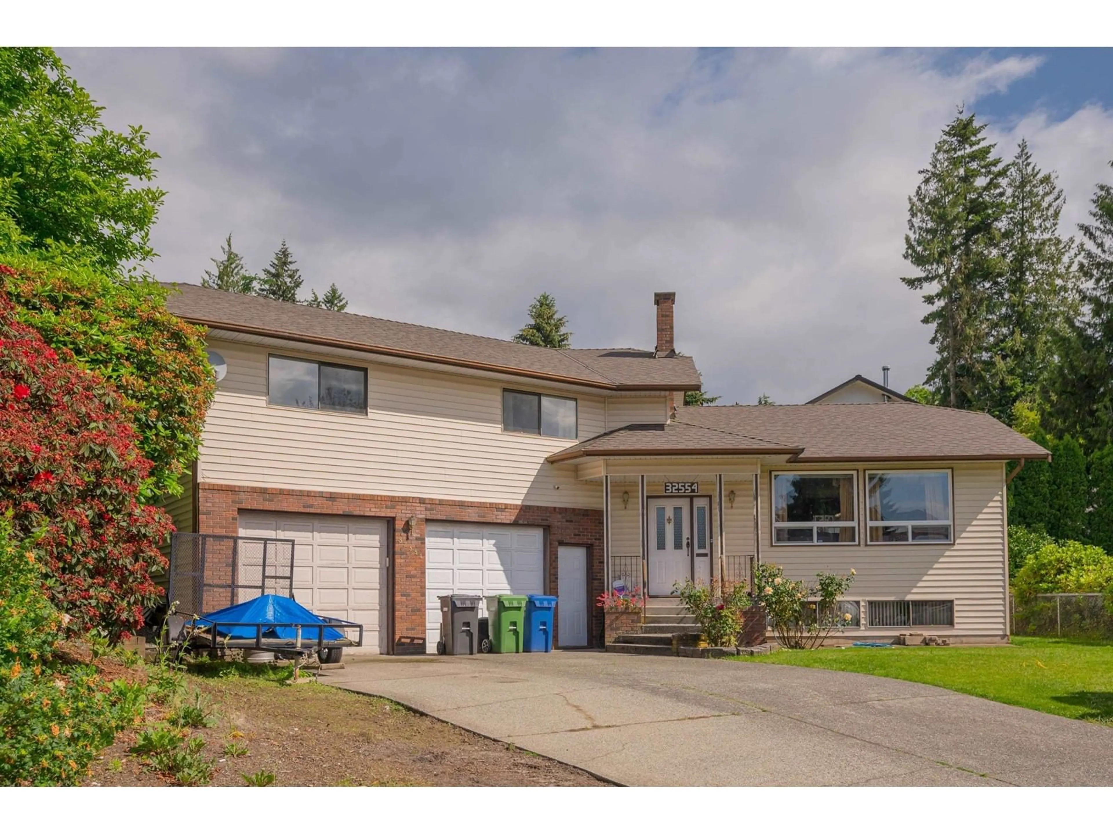 Frontside or backside of a home for 32554 MURRAY AVENUE, Abbotsford British Columbia V2T4T5