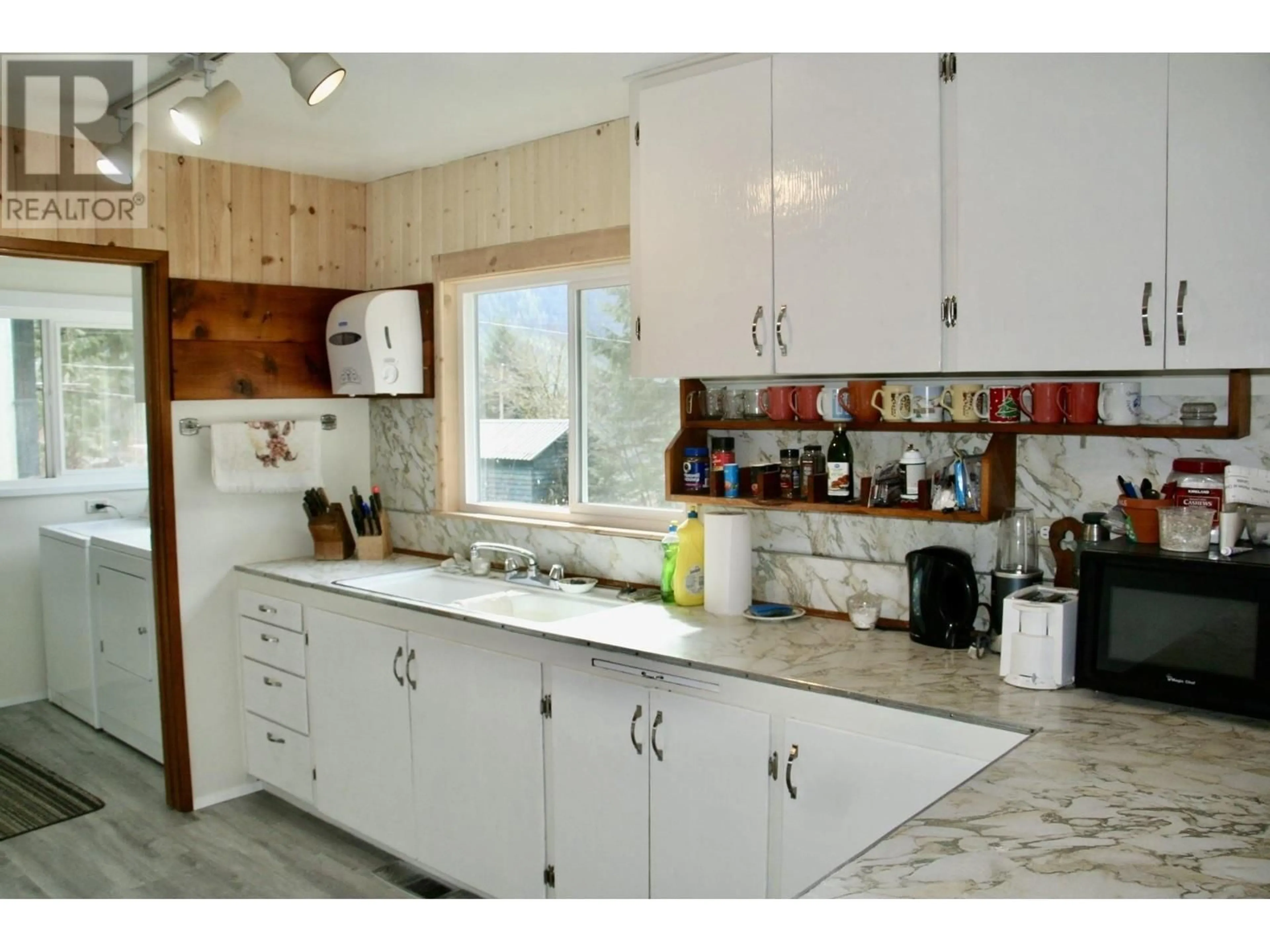 Standard kitchen, ceramic/tile floor for 75 HIGHLAND DRIVE, Williams Lake British Columbia V0T1P0