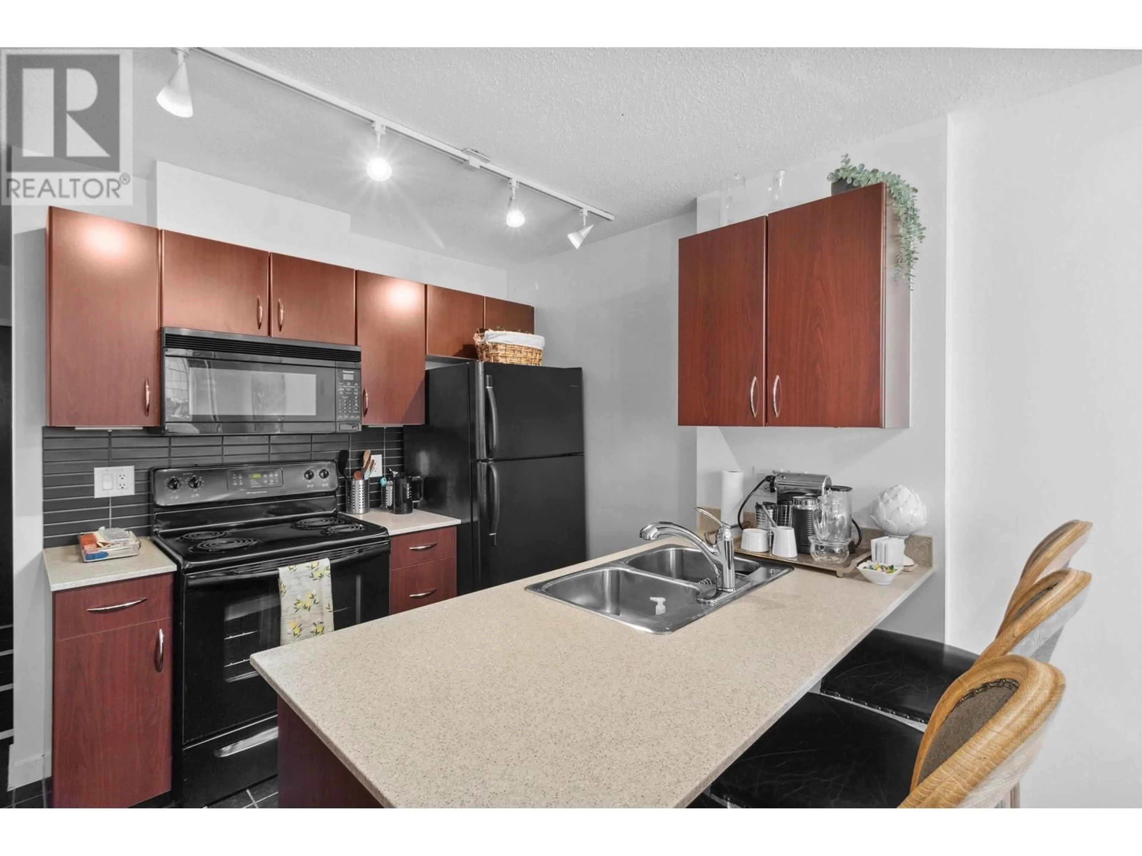 Standard kitchen for 1915 938 SMITHE STREET, Vancouver British Columbia V6Z3H8