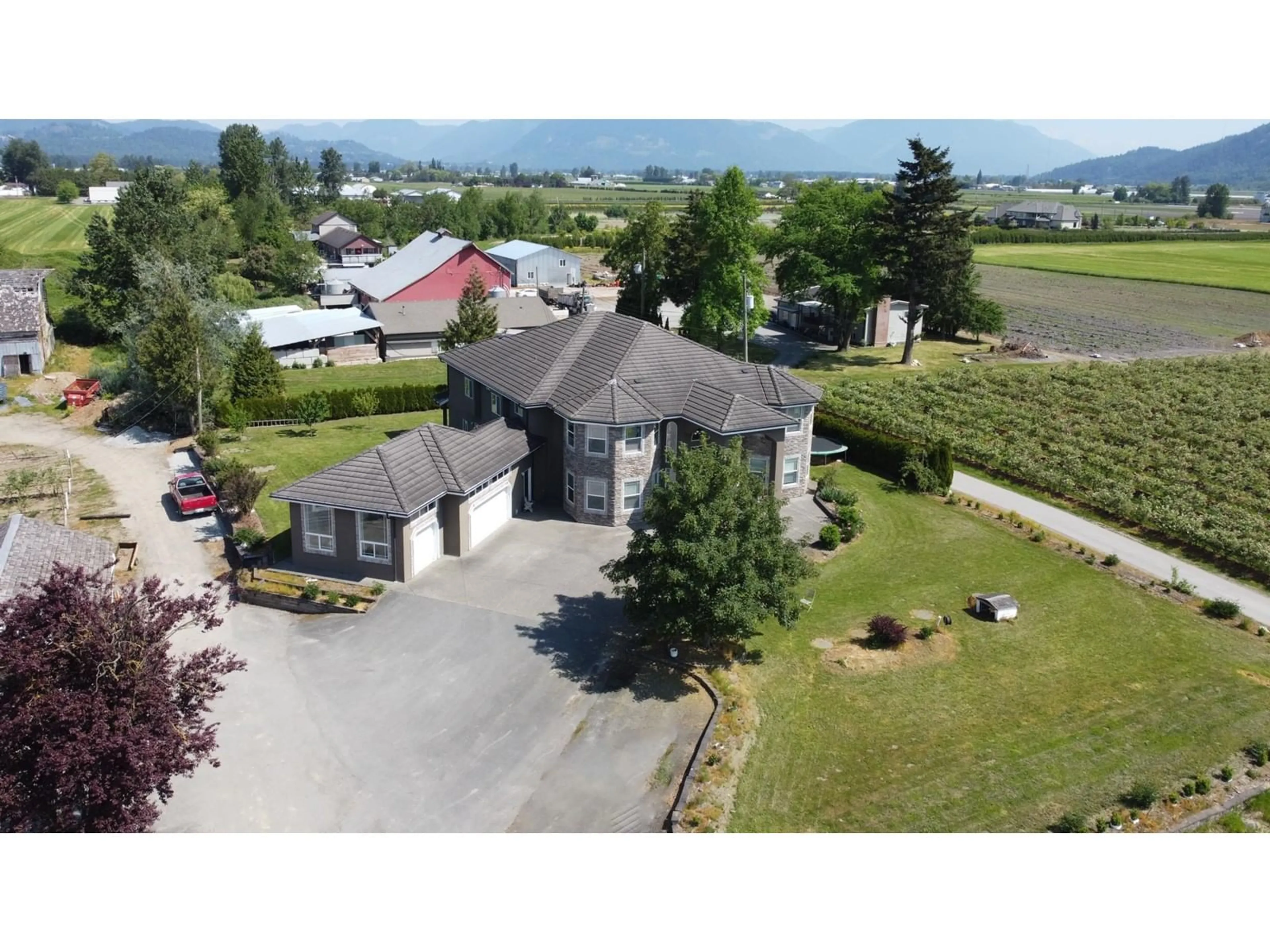 A pic from outside/outdoor area/front of a property/back of a property/a pic from drone, mountain view for 34173 TOWNSHIPLINE, Abbotsford British Columbia V3G1R1