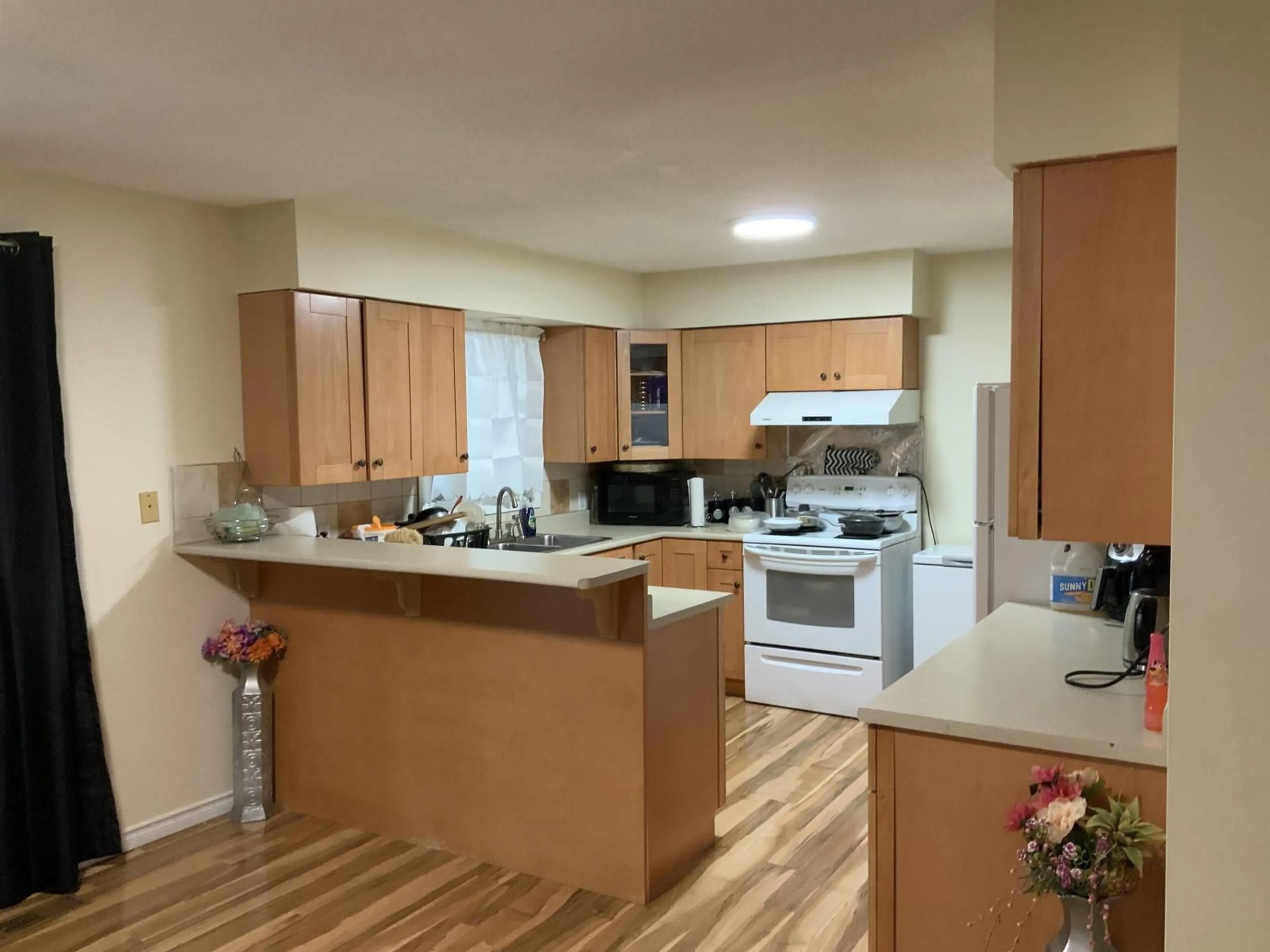 Standard kitchen, wood floors, cottage for 9354 BROADWAY STREET, Chilliwack British Columbia V2P5V1