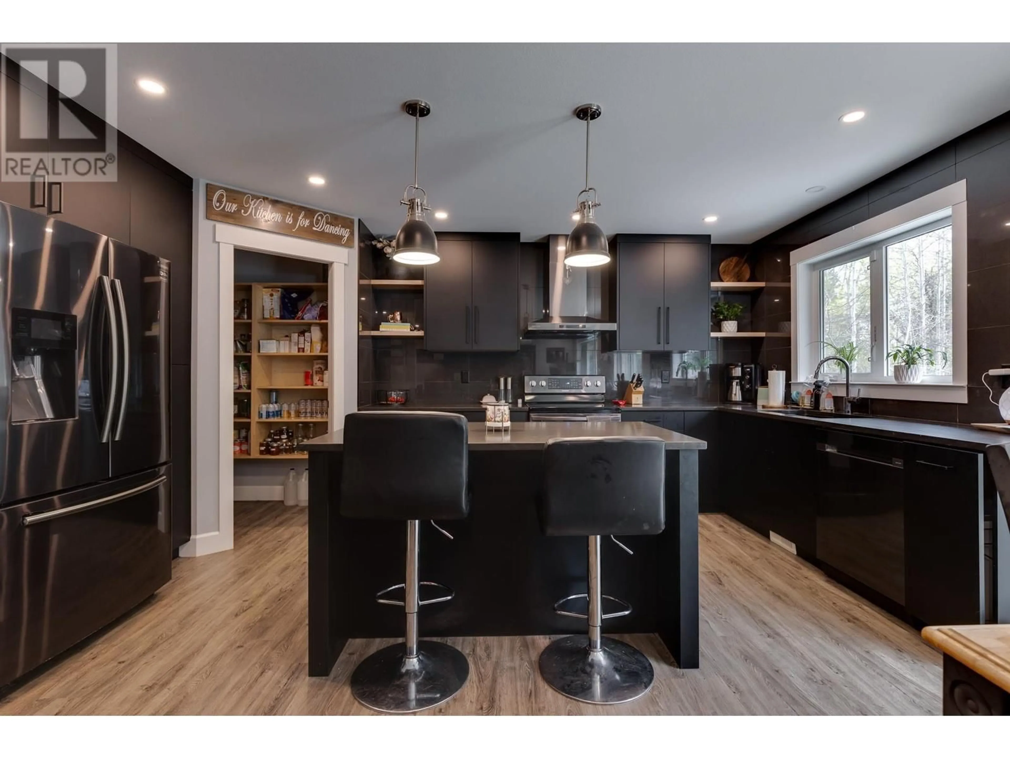 Contemporary kitchen for 4133 ESTAVILLA DRIVE, Prince George British Columbia V2K2T8