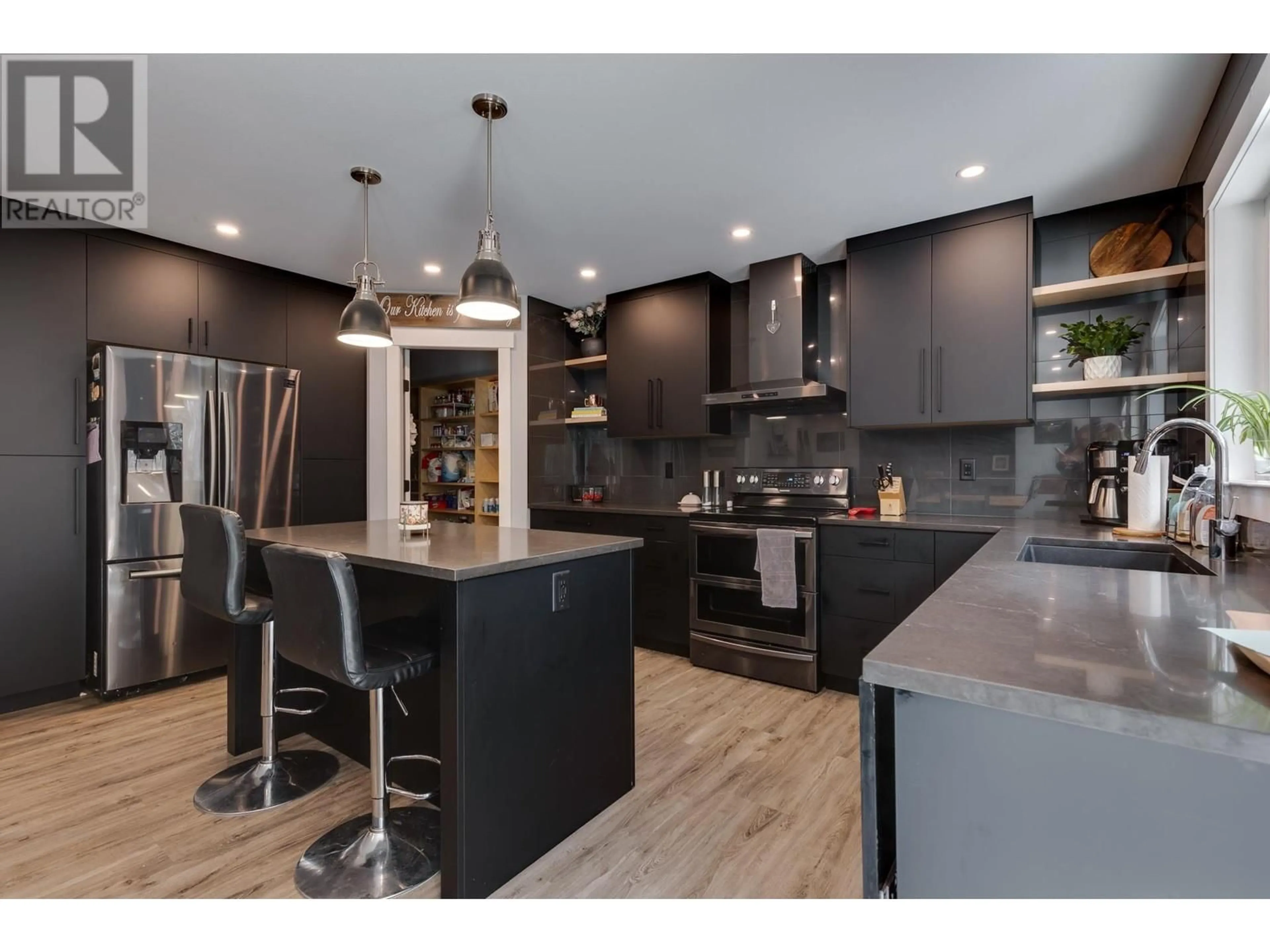 Contemporary kitchen for 4133 ESTAVILLA DRIVE, Prince George British Columbia V2K2T8