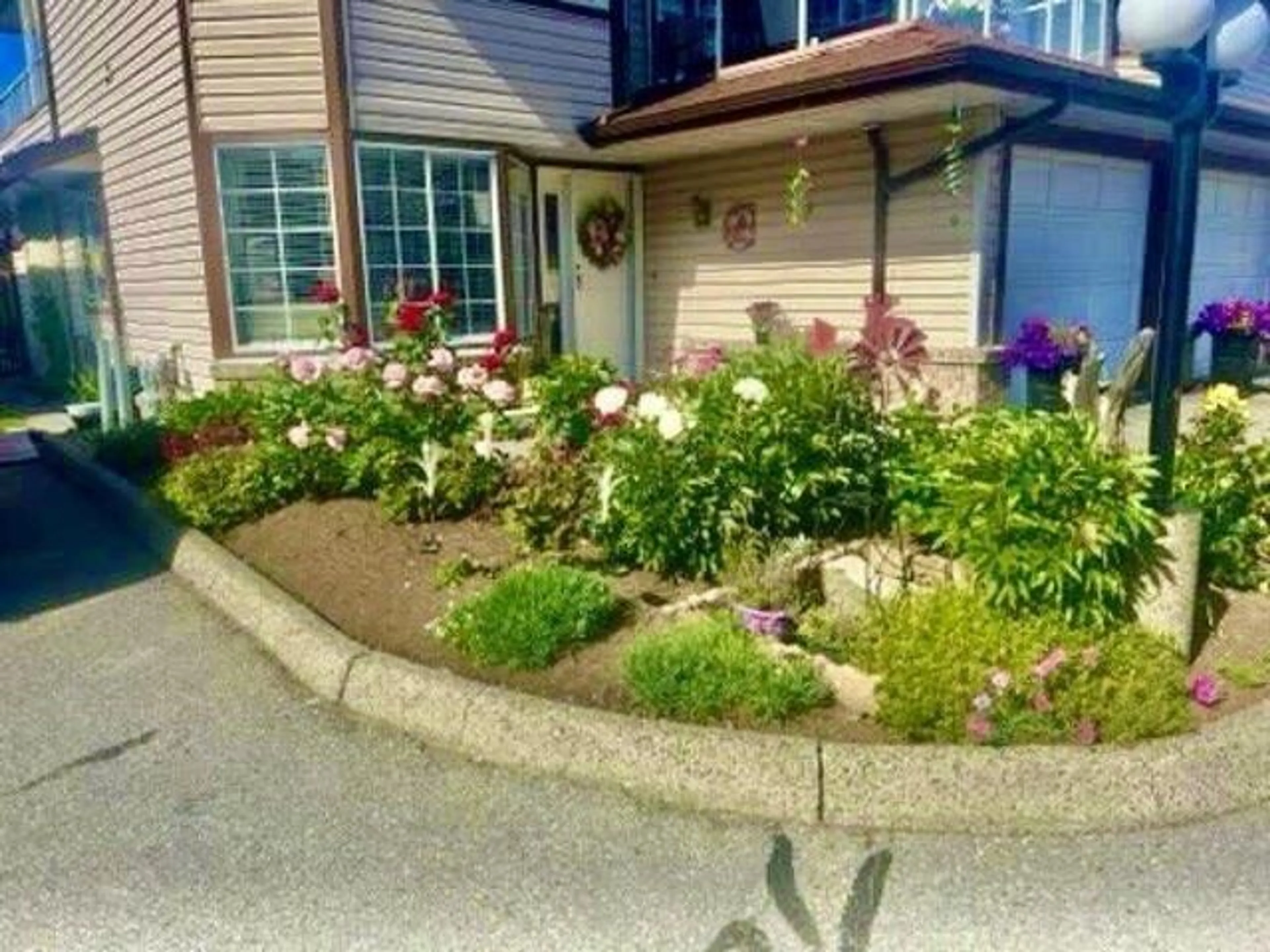 A pic from exterior of the house or condo for 31 32659 GEORGE FERGUSON WAY, Abbotsford British Columbia V2T4E4