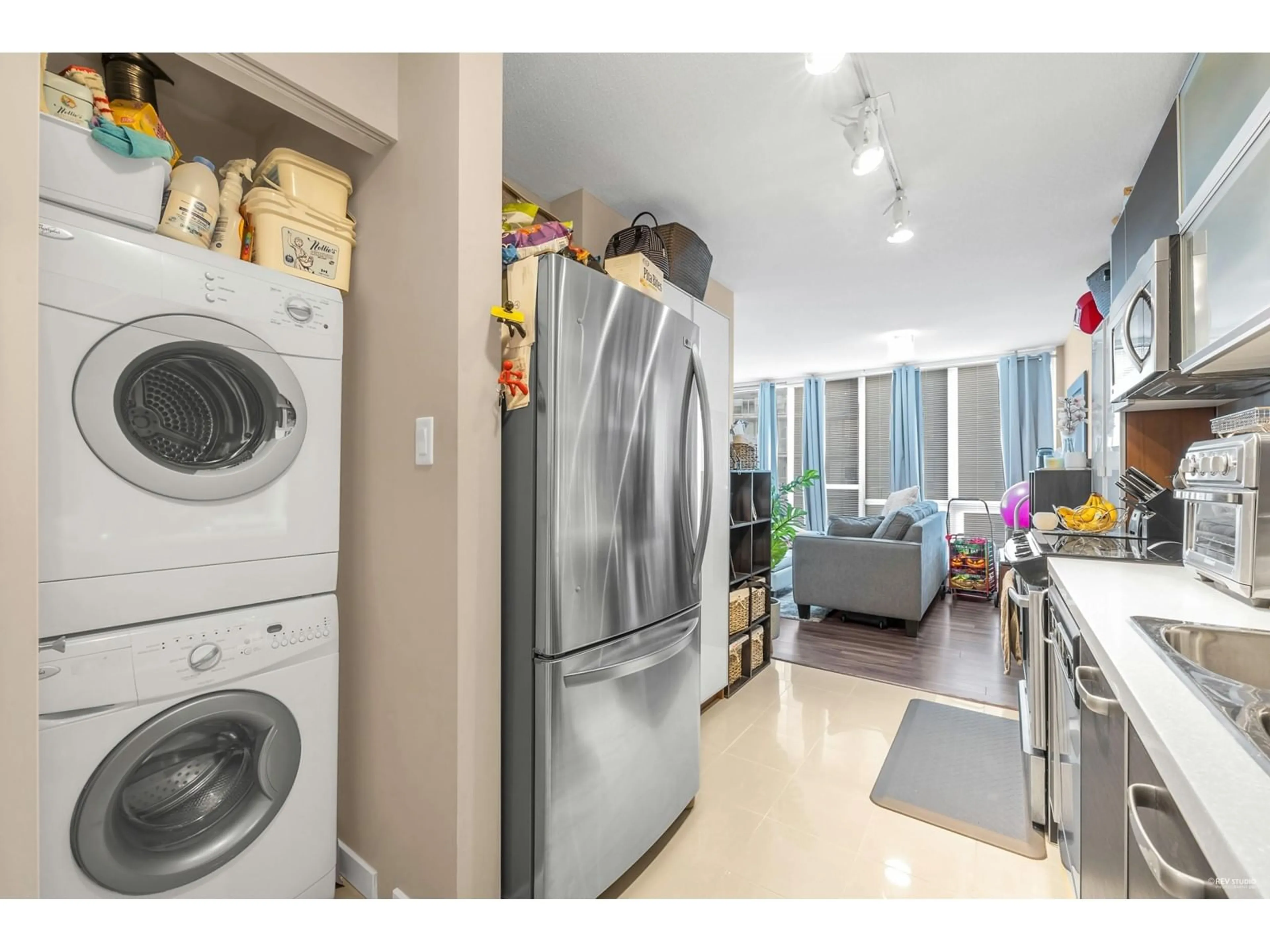 Kitchen with laundary machines for 2401 13688 100 AVENUE, Surrey British Columbia V3T0G5