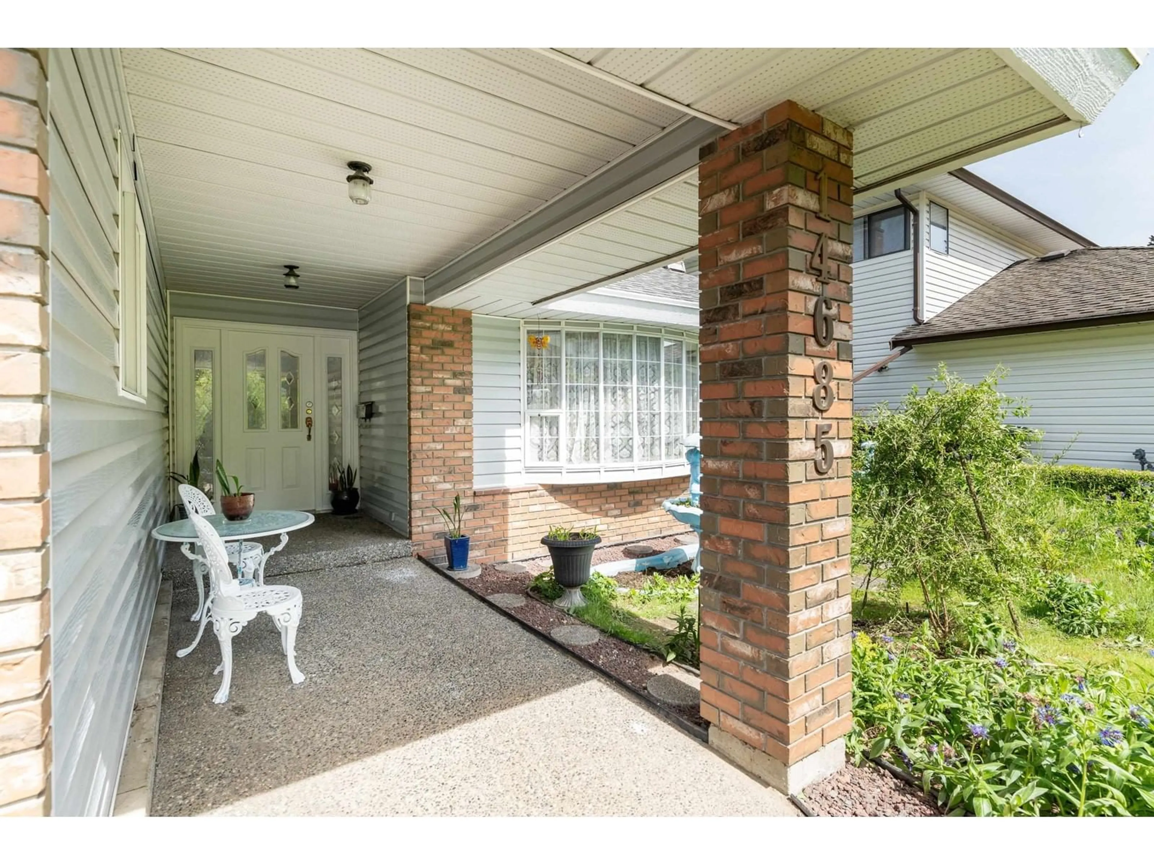 Indoor entryway for 14685 WELLINGTON DRIVE, Surrey British Columbia V3R0A4