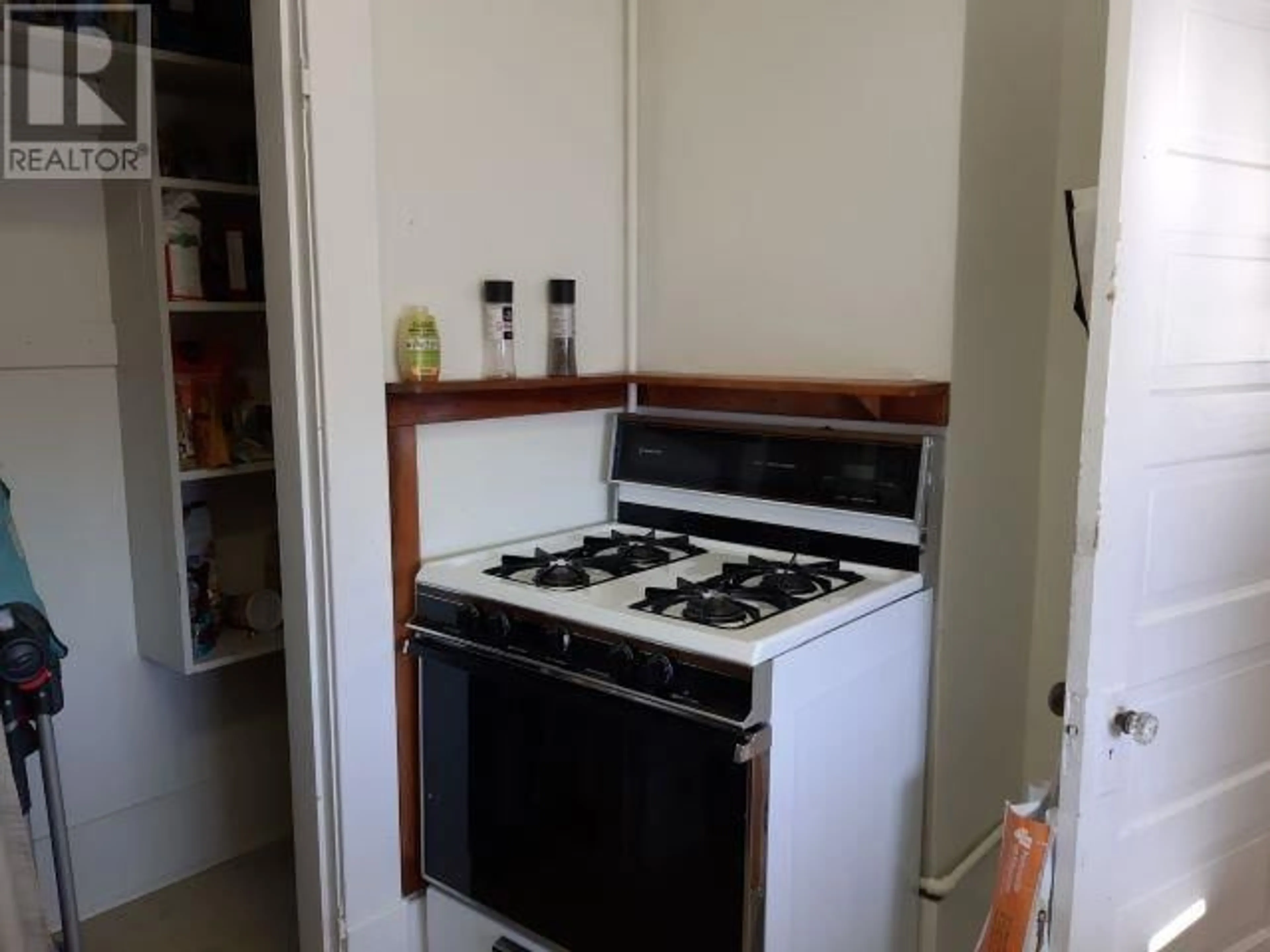 Standard kitchen for 423 SIXTH STREET, New Westminster British Columbia V3L3B1