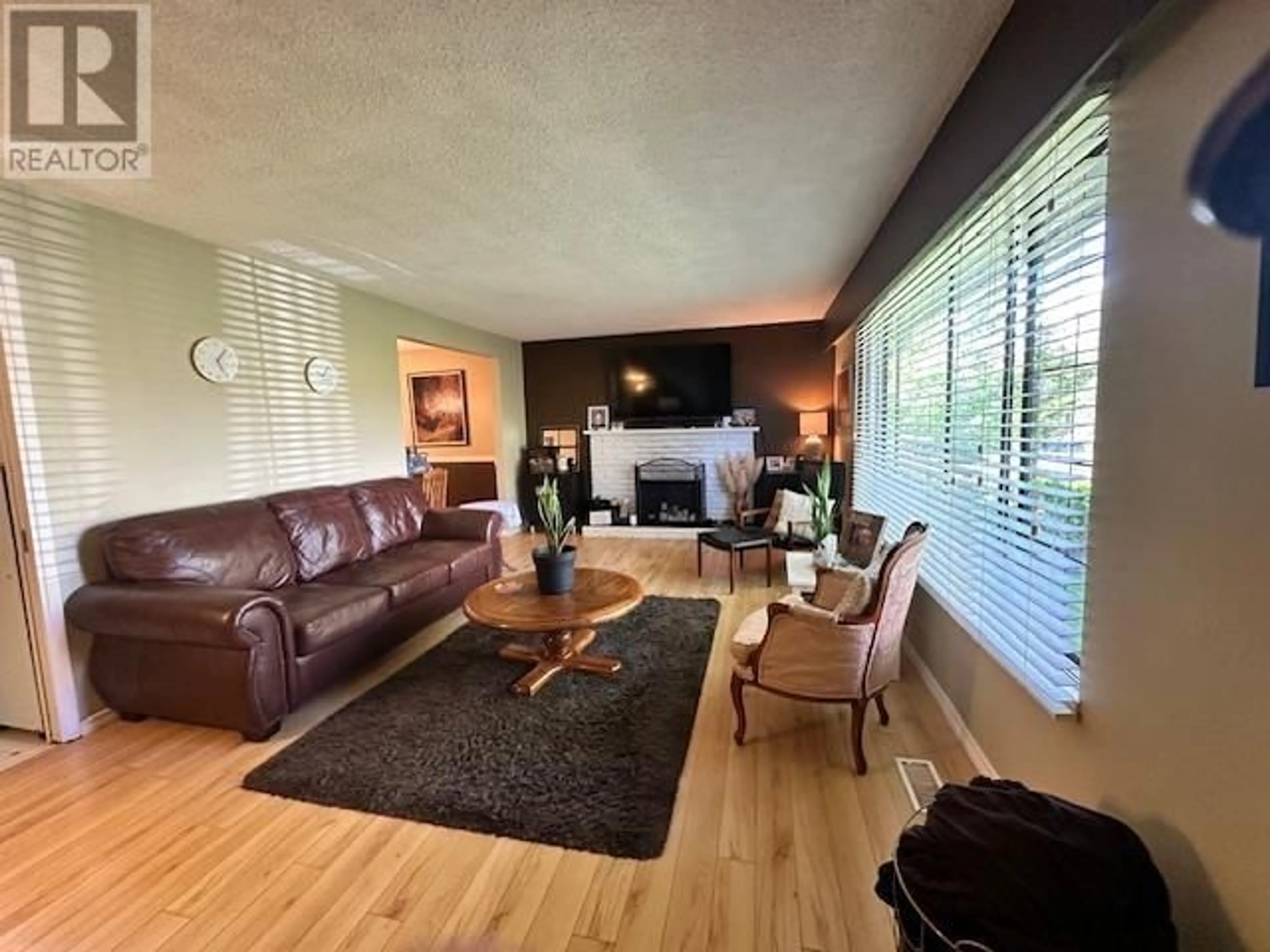 Living room, wood floors for 9331 RYAN CRESCENT, Richmond British Columbia V7A2H1