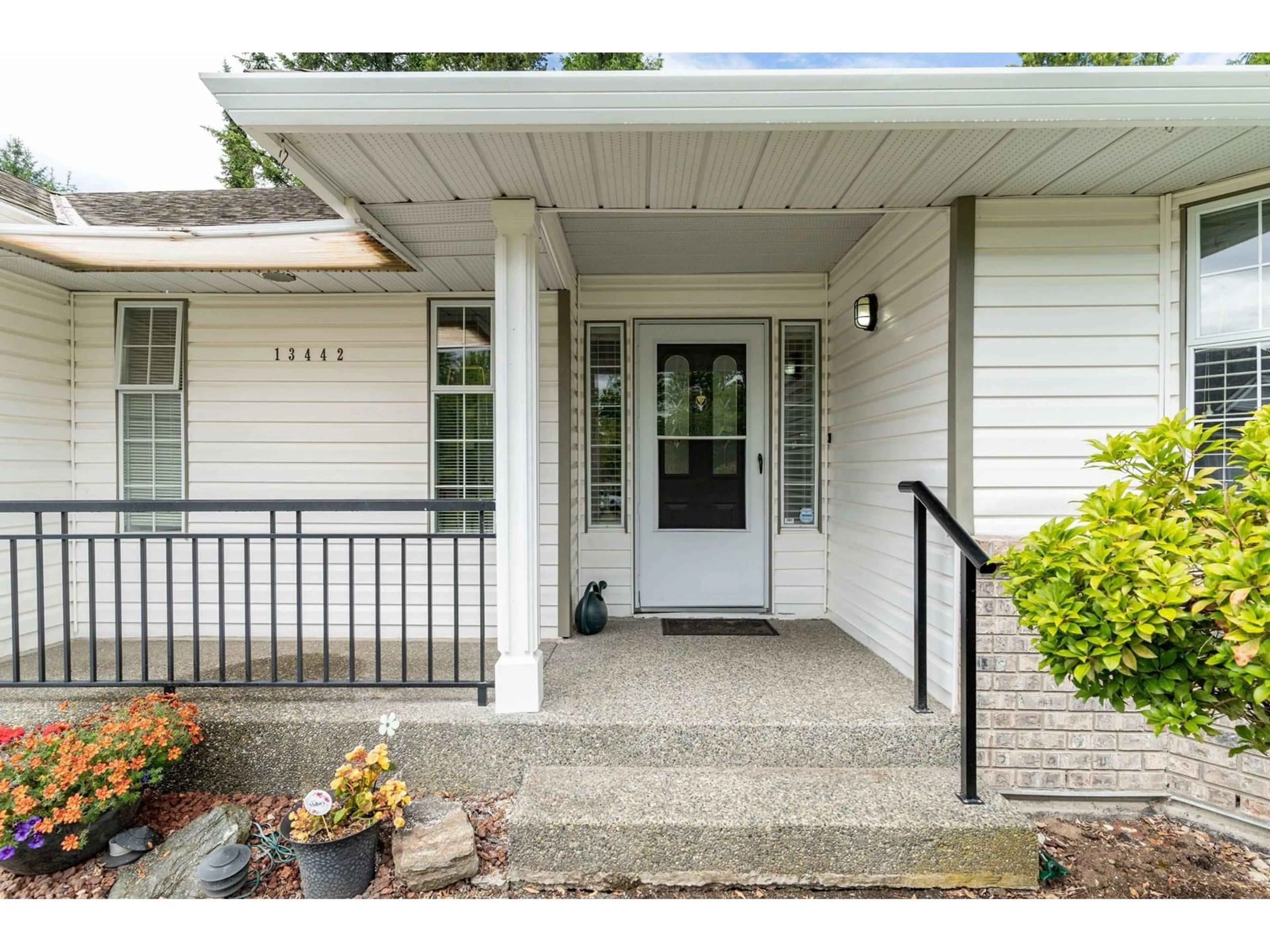 Indoor entryway for 13442 60A AVENUE, Surrey British Columbia V3X1M1