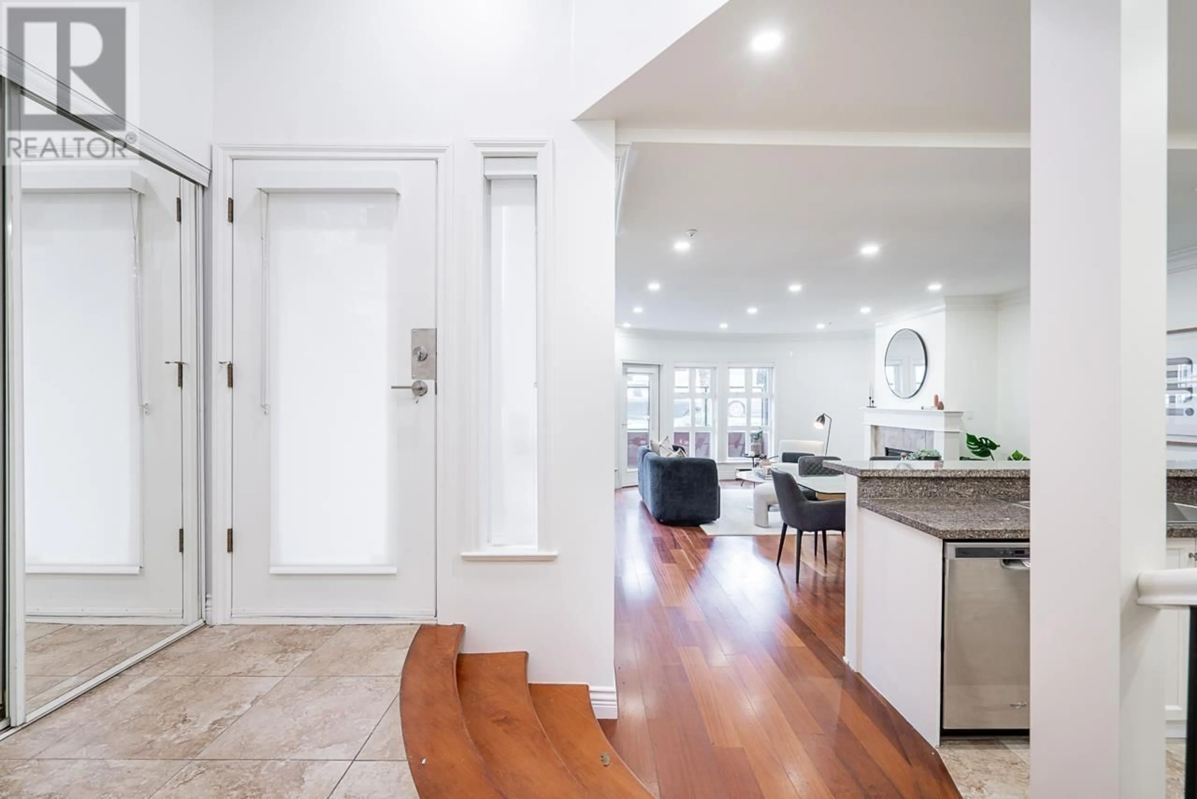 Indoor entryway for 101 2045 DUNBAR STREET, Vancouver British Columbia V6R3M5