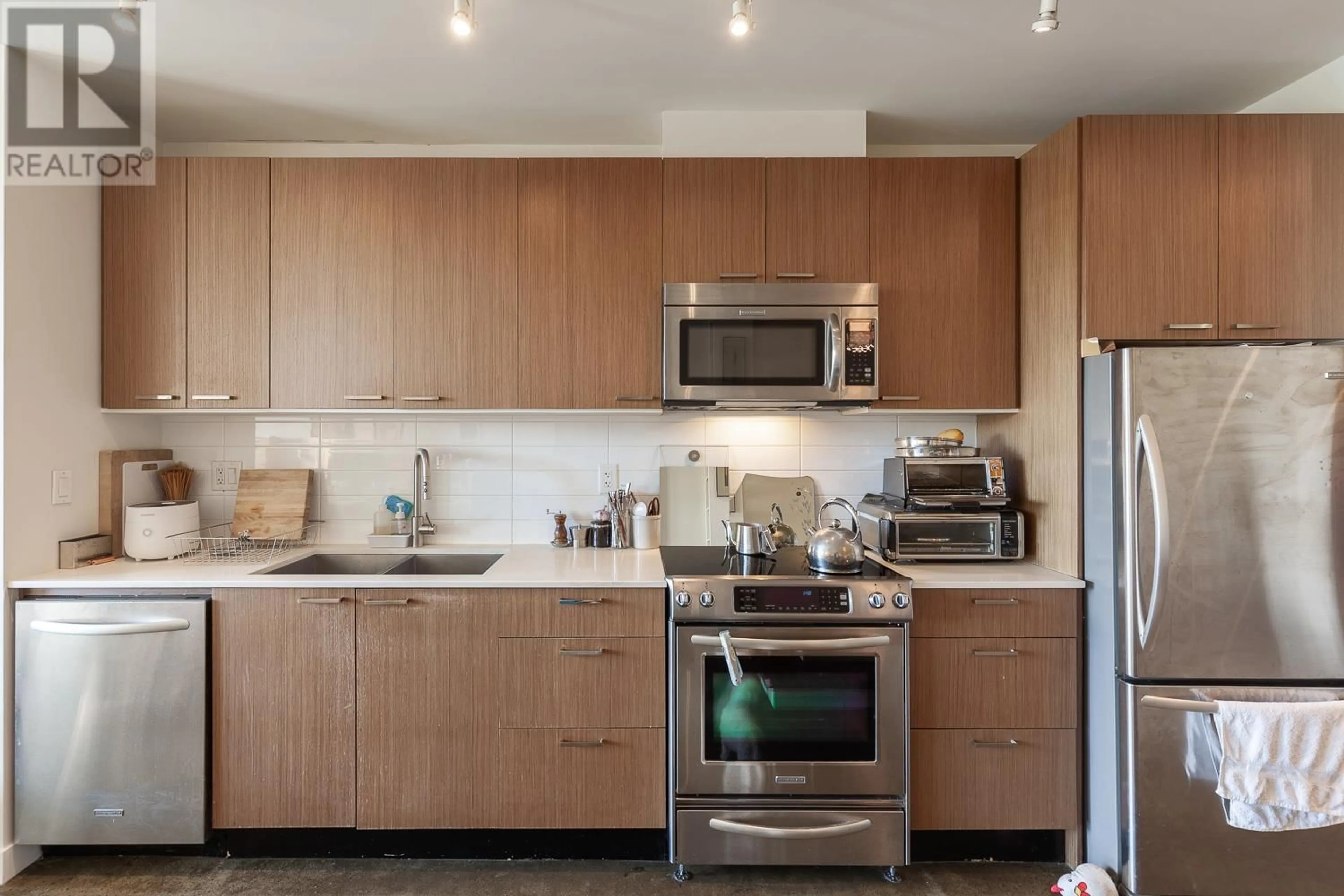 Standard kitchen for 403 221 UNION STREET, Vancouver British Columbia V6A0B4