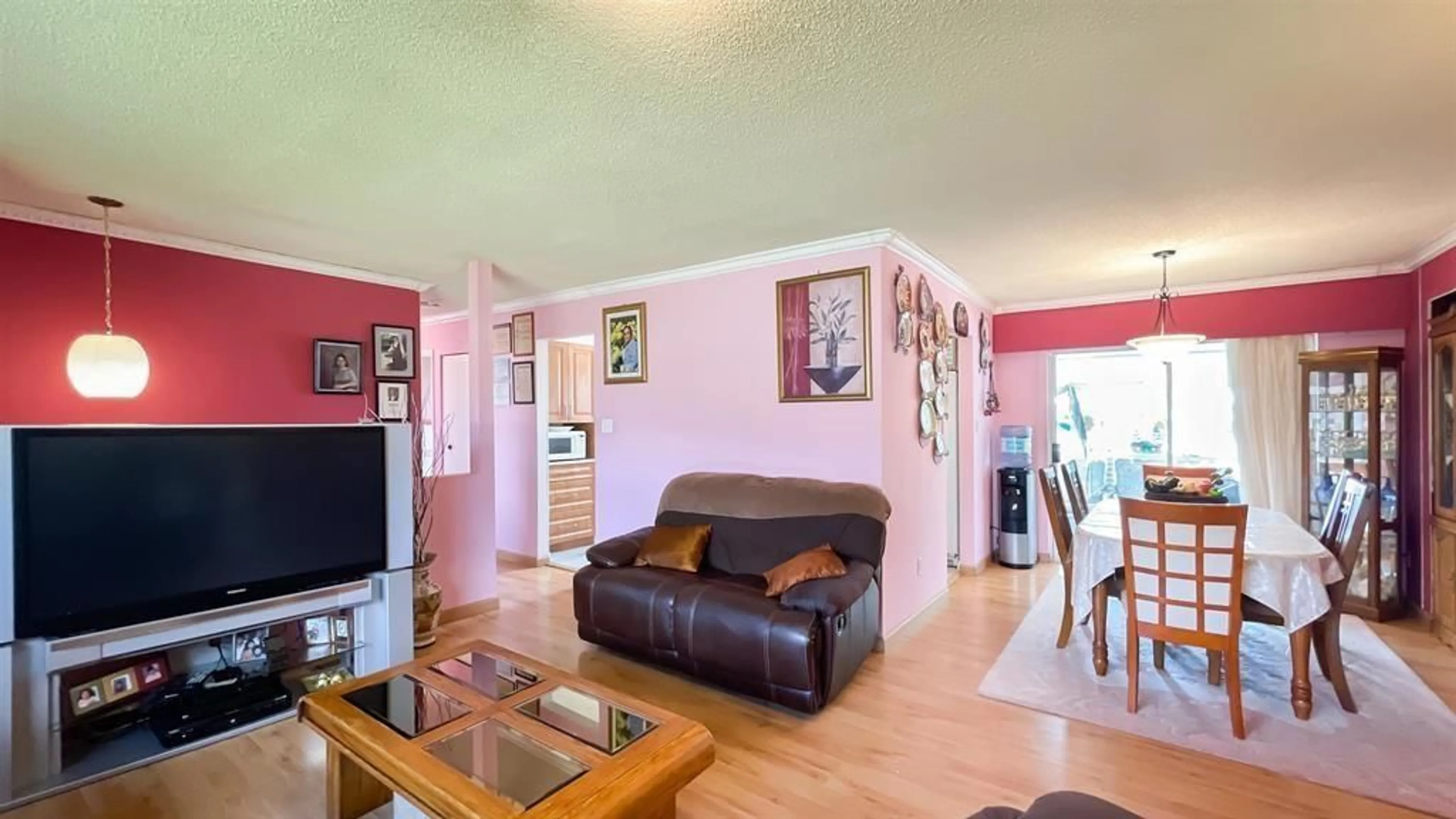 Living room for 13248 98A AVENUE, Surrey British Columbia V3T5E7