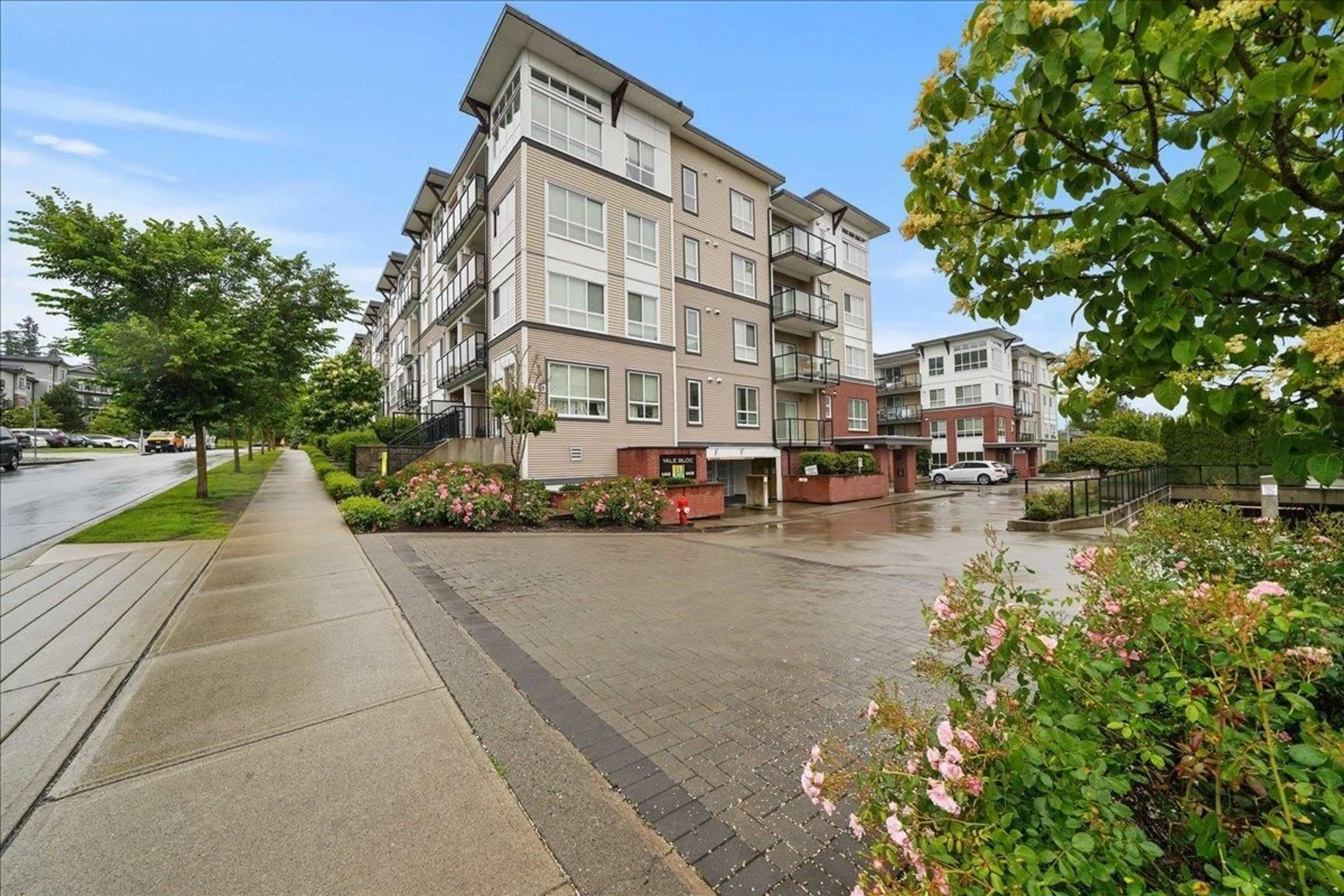 A pic from exterior of the house or condo for 202 6468 195A STREET, Surrey British Columbia V4N6R6