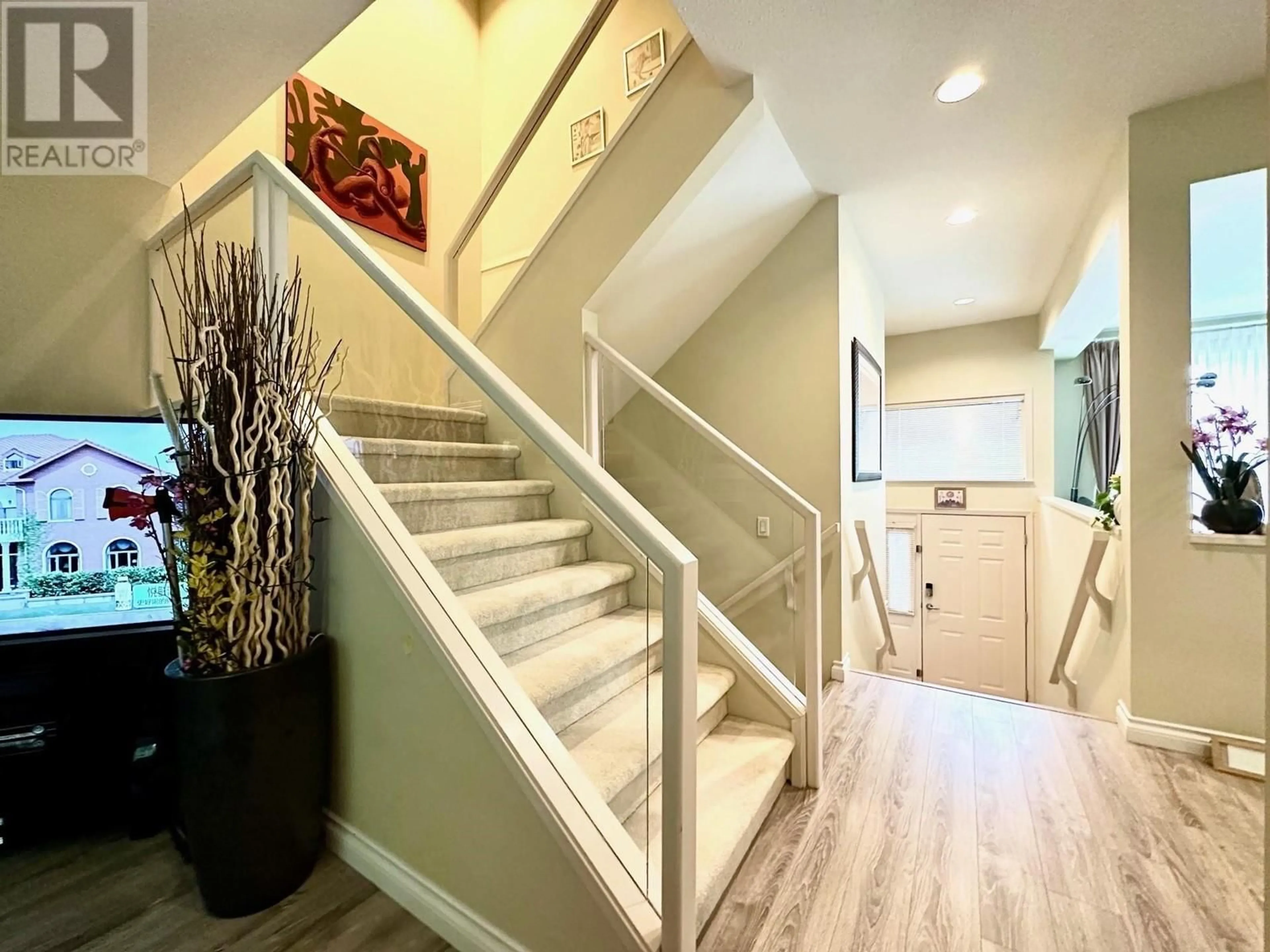 Indoor entryway for 12 5237 OAKMOUNT CRESCENT, Burnaby British Columbia V5H4S6