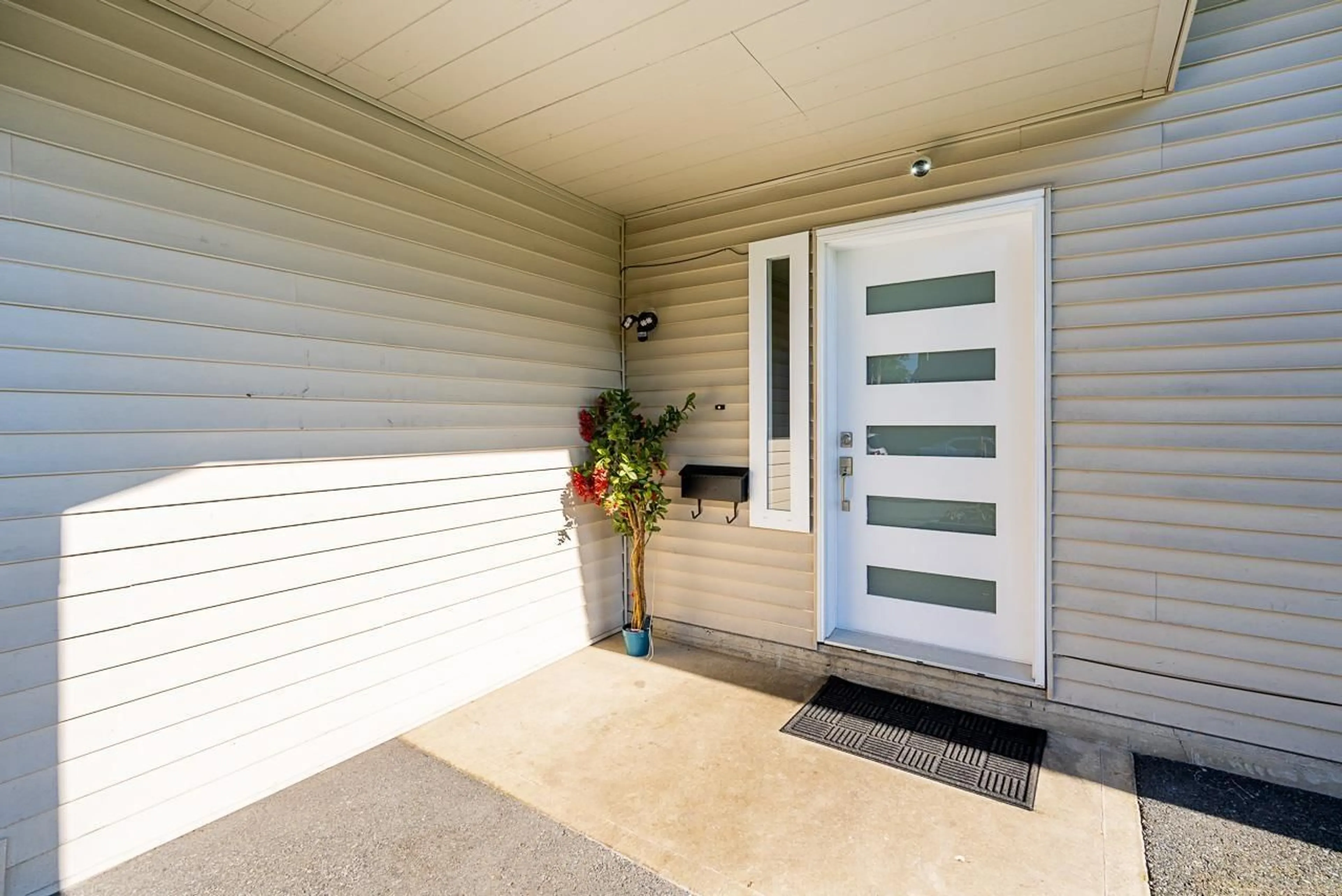 Indoor entryway for 13236 66A AVENUE, Surrey British Columbia V3W8E3