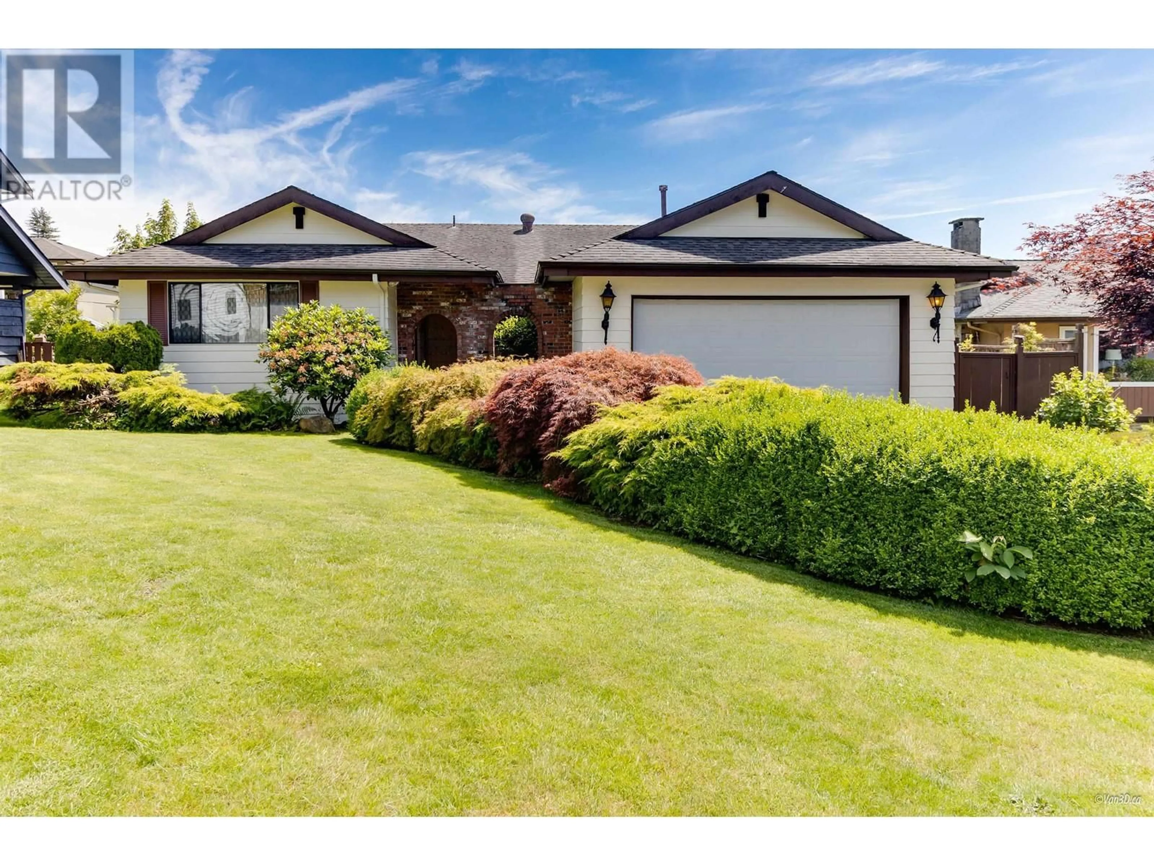 Frontside or backside of a home for 5532 CEDARDALE COURT, Burnaby British Columbia V5B2B8