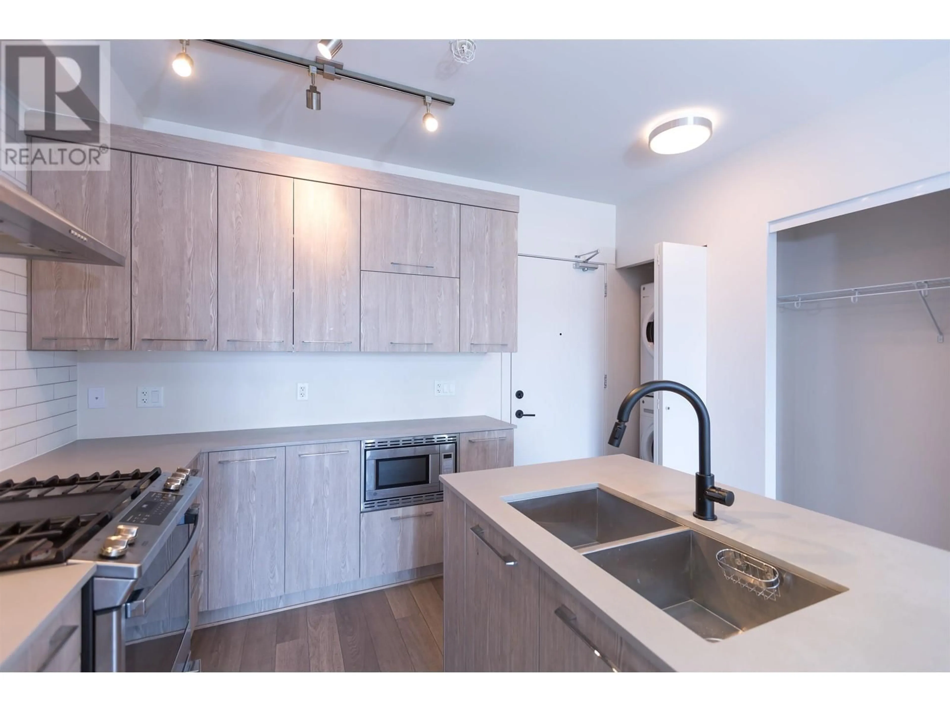 Standard kitchen for 406 1012 AUCKLAND STREET, New Westminster British Columbia V3M0M3