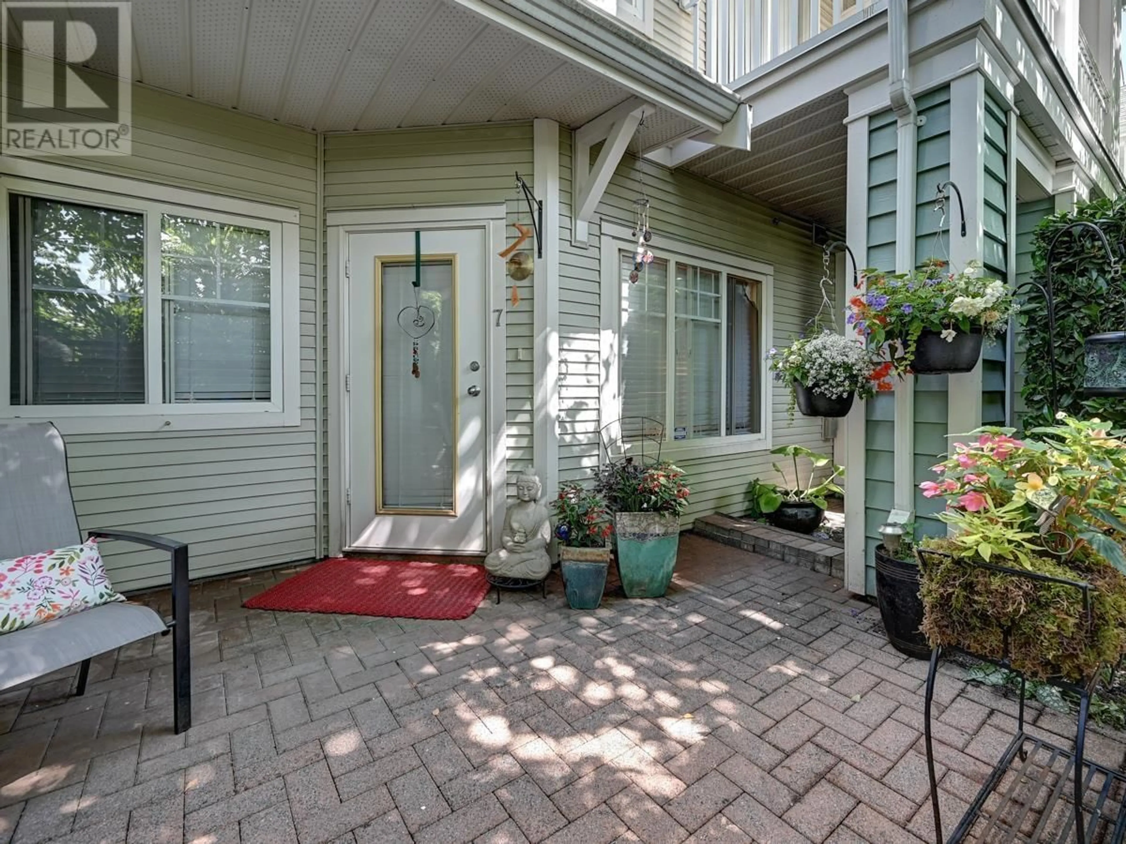 Indoor entryway for 7 123 SEVENTH STREET, New Westminster British Columbia V3M6Y2