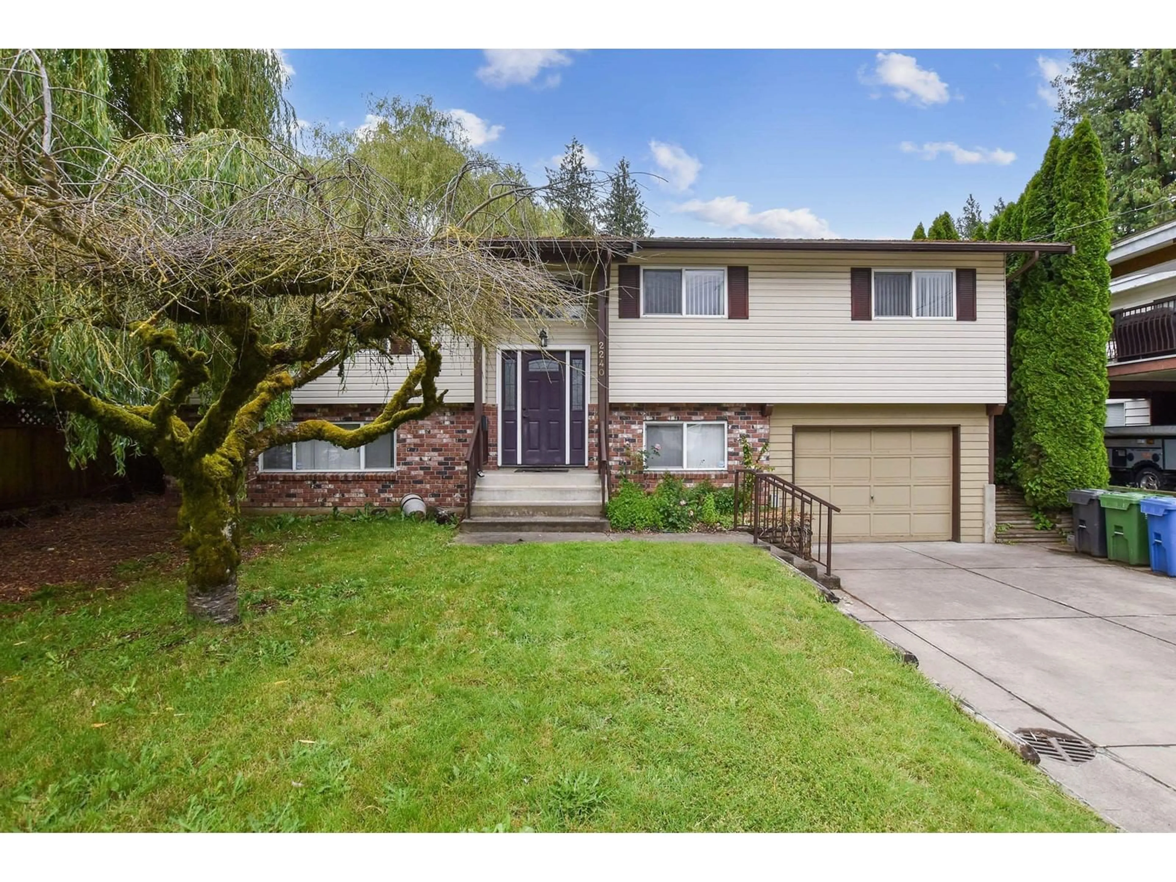Frontside or backside of a home for 2240 MCMILLAN ROAD, Abbotsford British Columbia V2S4Y2
