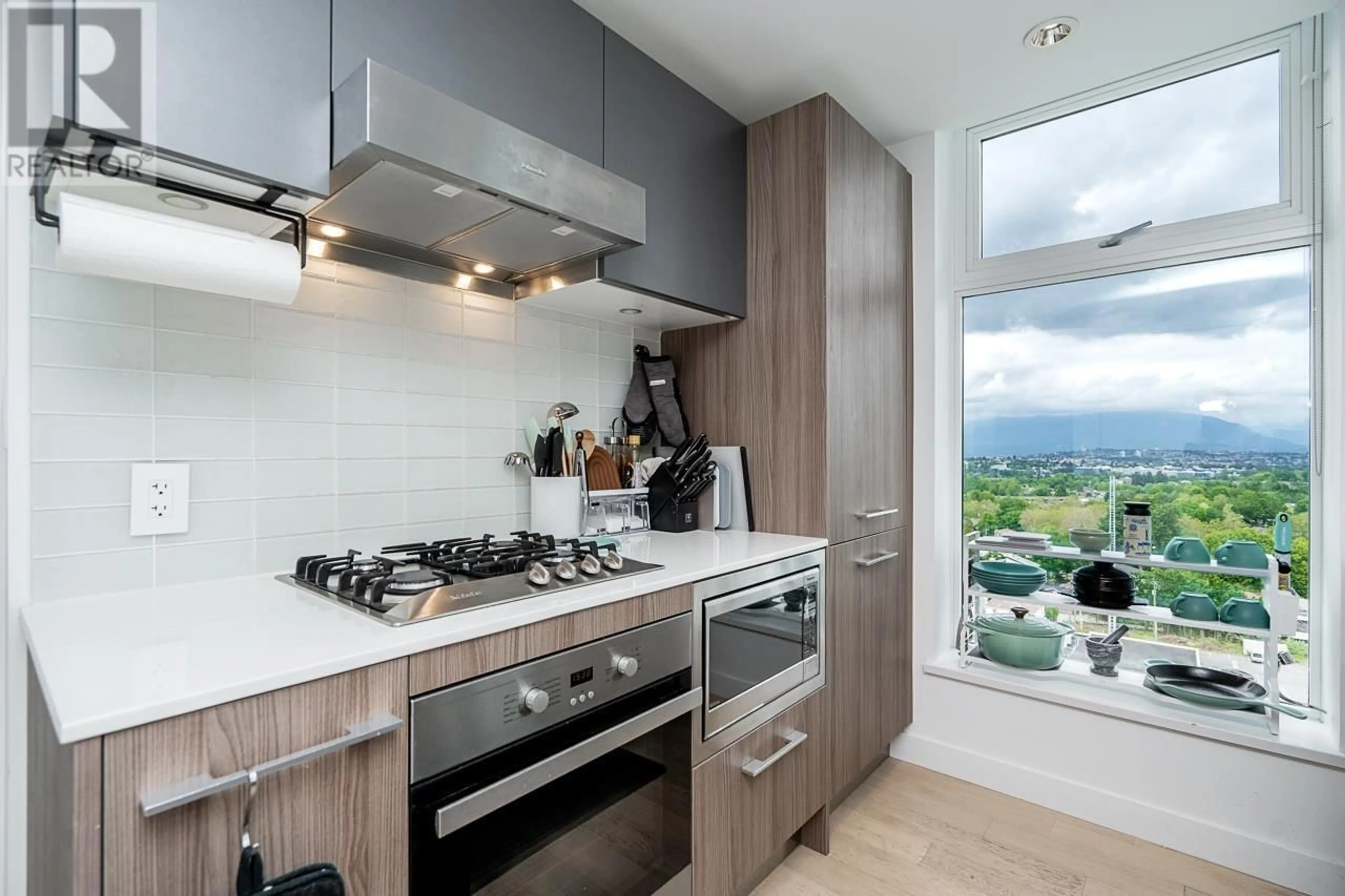 Contemporary kitchen for 1702 2221 E 30TH AVENUE, Vancouver British Columbia V5N0G6