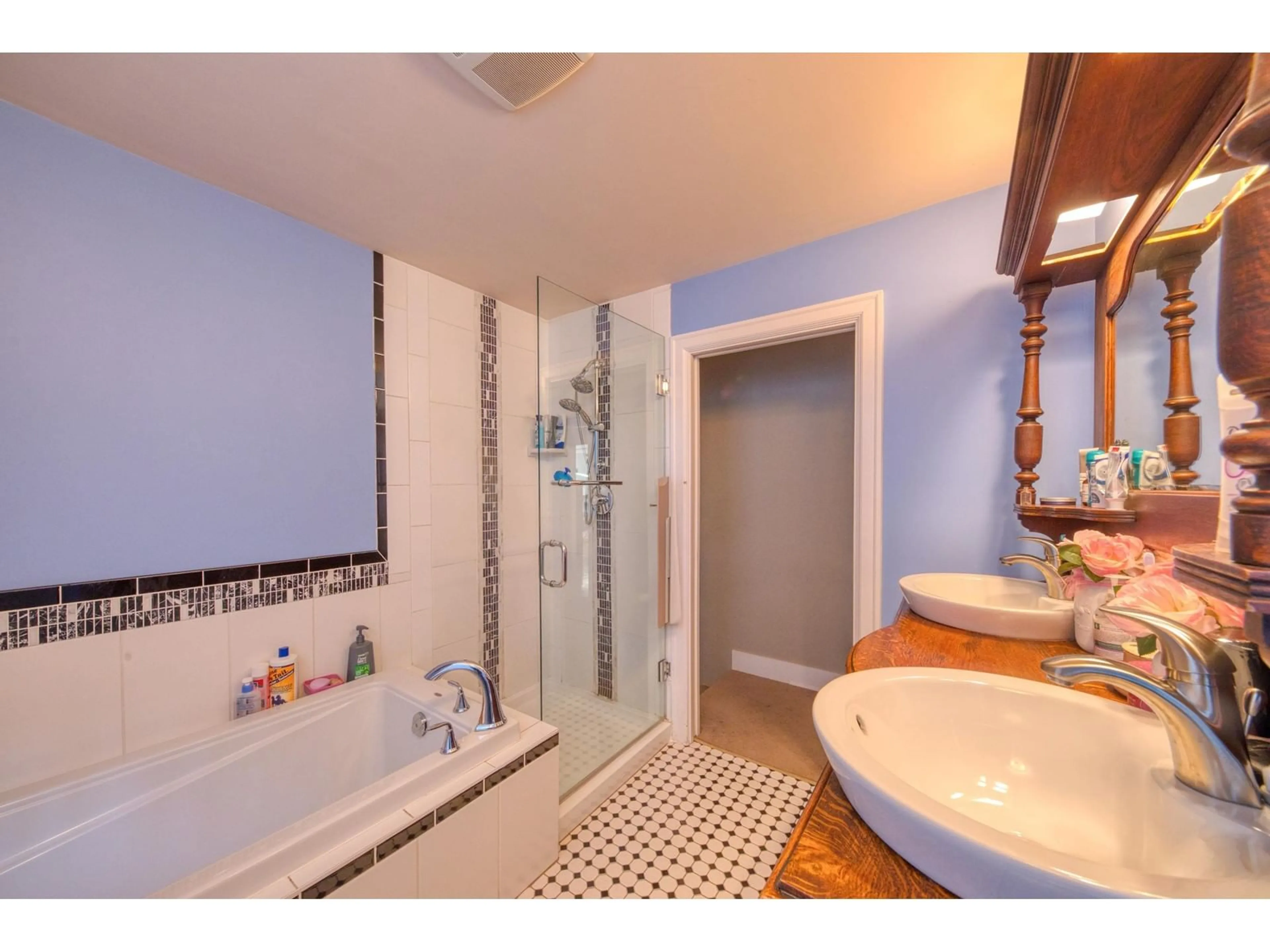 Standard bathroom, ceramic/tile floor for 33591 1ST AVENUE, Mission British Columbia V2V1H3