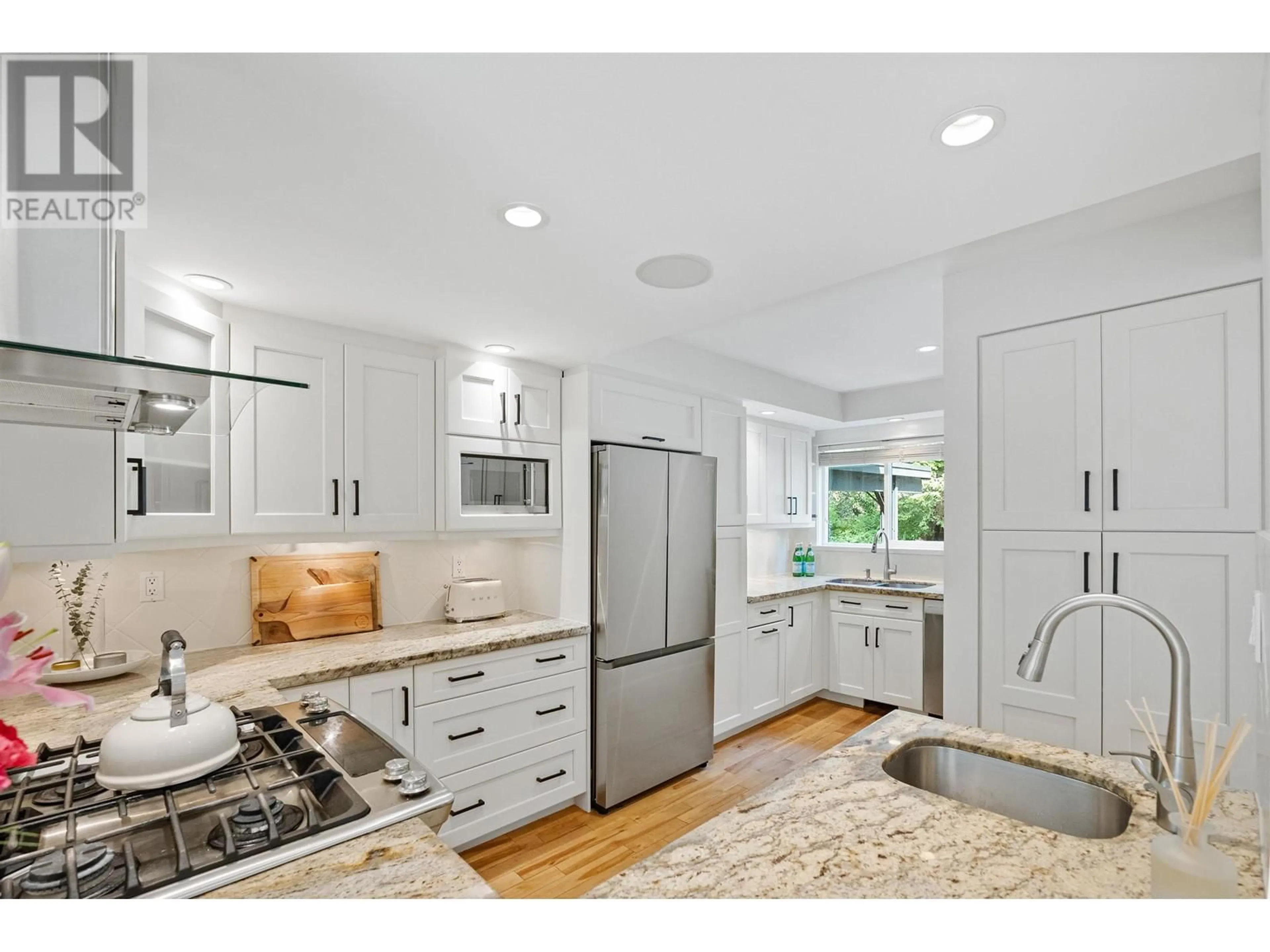 Contemporary kitchen for 2034 DEEP COVE CRESCENT, North Vancouver British Columbia V7G1T2