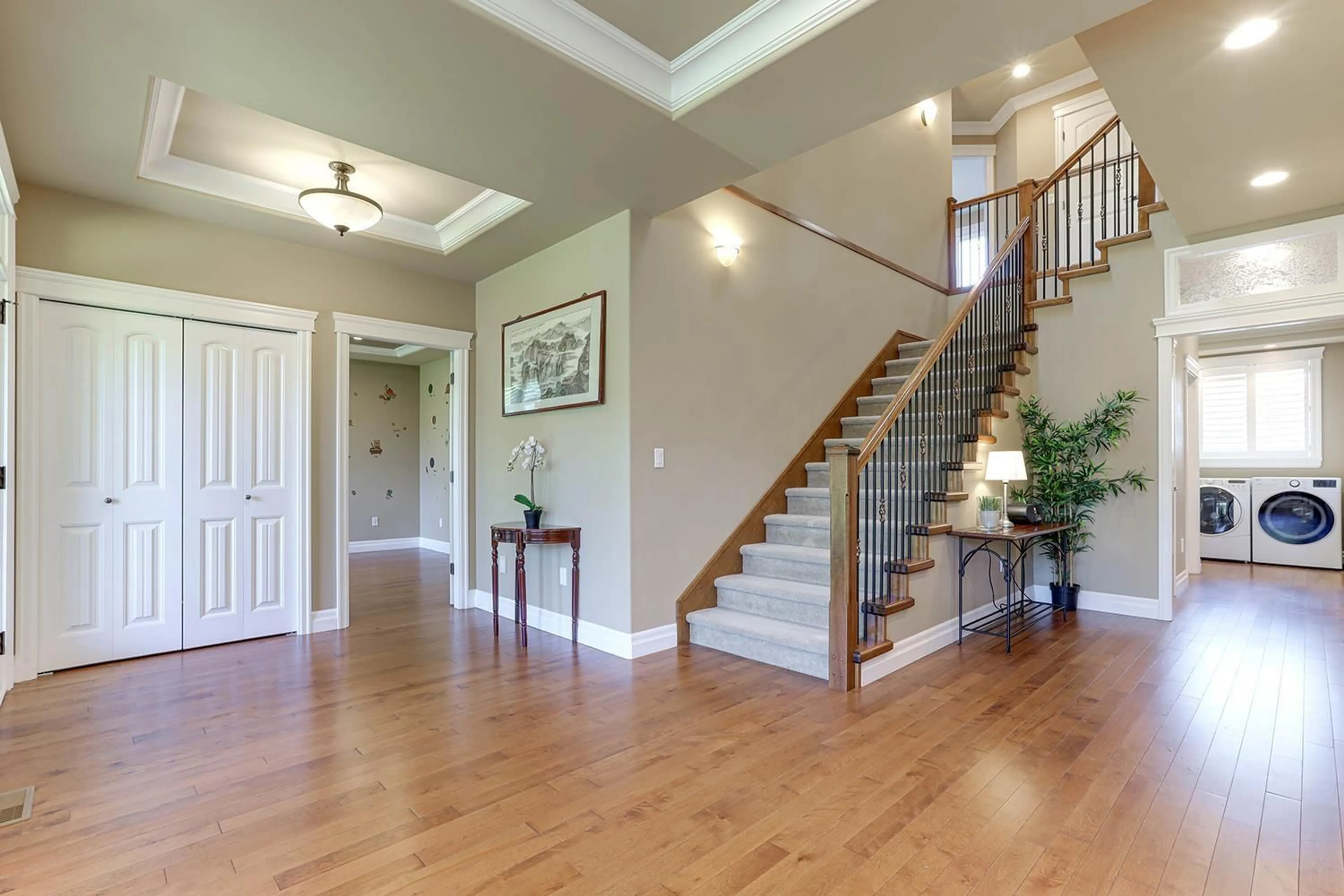 Indoor foyer, wood floors for 1318 160 STREET, Surrey British Columbia V4A4W8