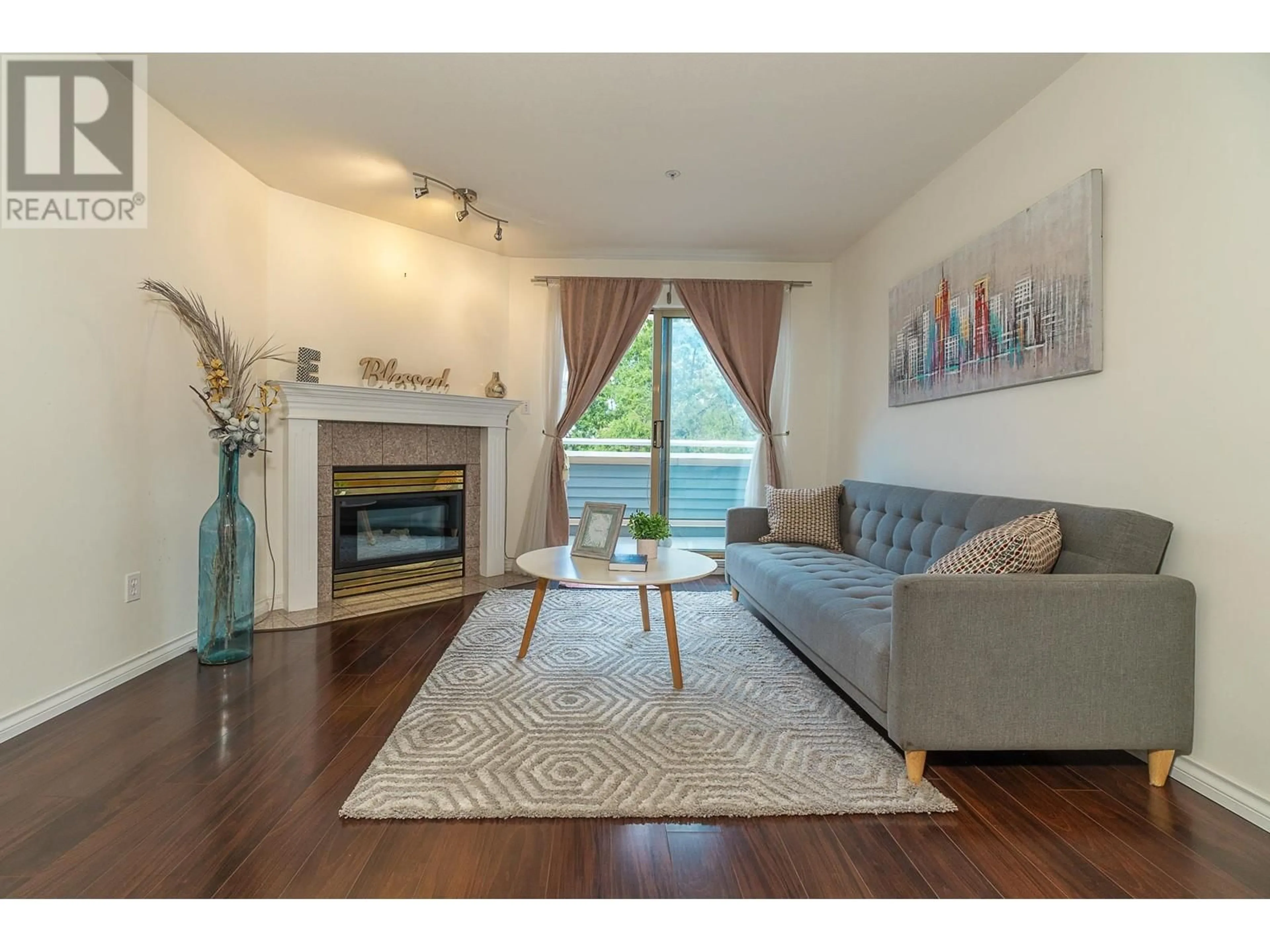 Living room for 404 7326 ANTRIM AVENUE, Burnaby British Columbia V5J4M8