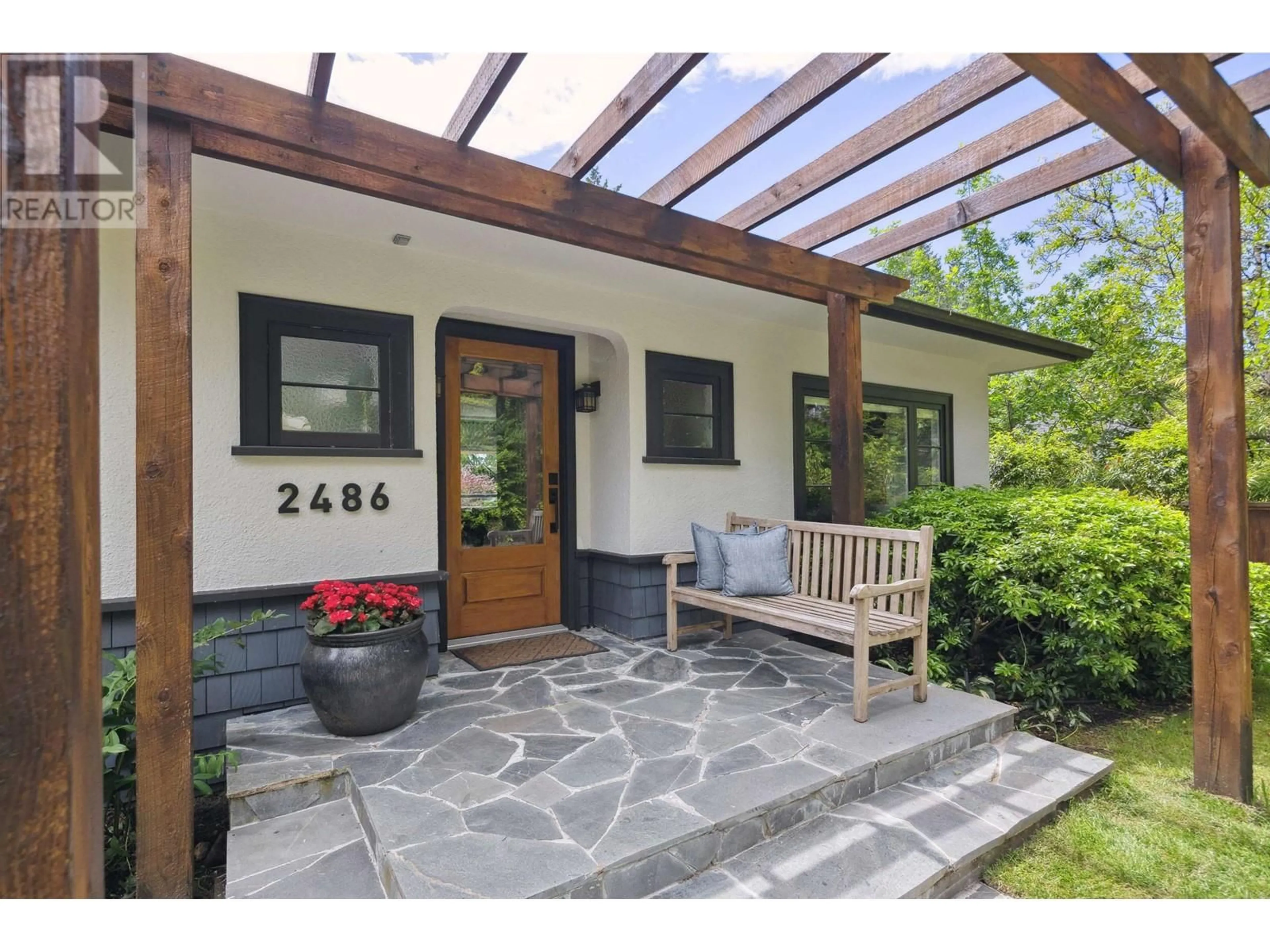 Indoor entryway for 2486 LAWSON AVENUE, West Vancouver British Columbia V7V2E8